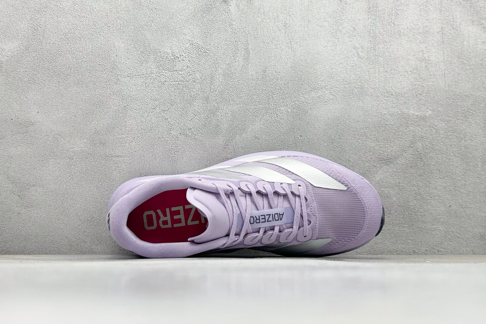 图片[3]-Adidas Adizero Evo SL 阿迪超轻透气缓震跑鞋  整体外观造型与adiZero Adios Pro EVO 1非常相似 中底配置方面搭载全掌Lightstrike Pro 鞋面采用透气网面示人 契合日常训练鞋的定位 更加耐用 外底给到了马牌橡胶 及上代竞速旗舰adidas Adizero Adios Pro 3区域分布 货号： JS4447  尺码：40-45-选品中心