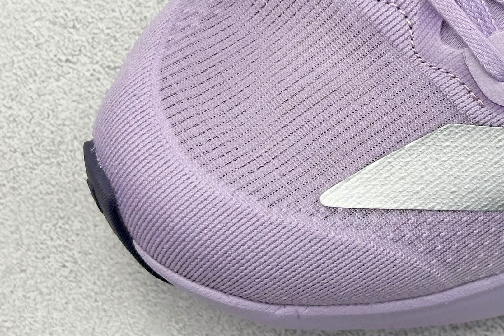 图片[7]-Adidas Adizero Evo SL 阿迪超轻透气缓震跑鞋  整体外观造型与adiZero Adios Pro EVO 1非常相似 中底配置方面搭载全掌Lightstrike Pro 鞋面采用透气网面示人 契合日常训练鞋的定位 更加耐用 外底给到了马牌橡胶 及上代竞速旗舰adidas Adizero Adios Pro 3区域分布 货号： JS4447  尺码：40-45-选品中心