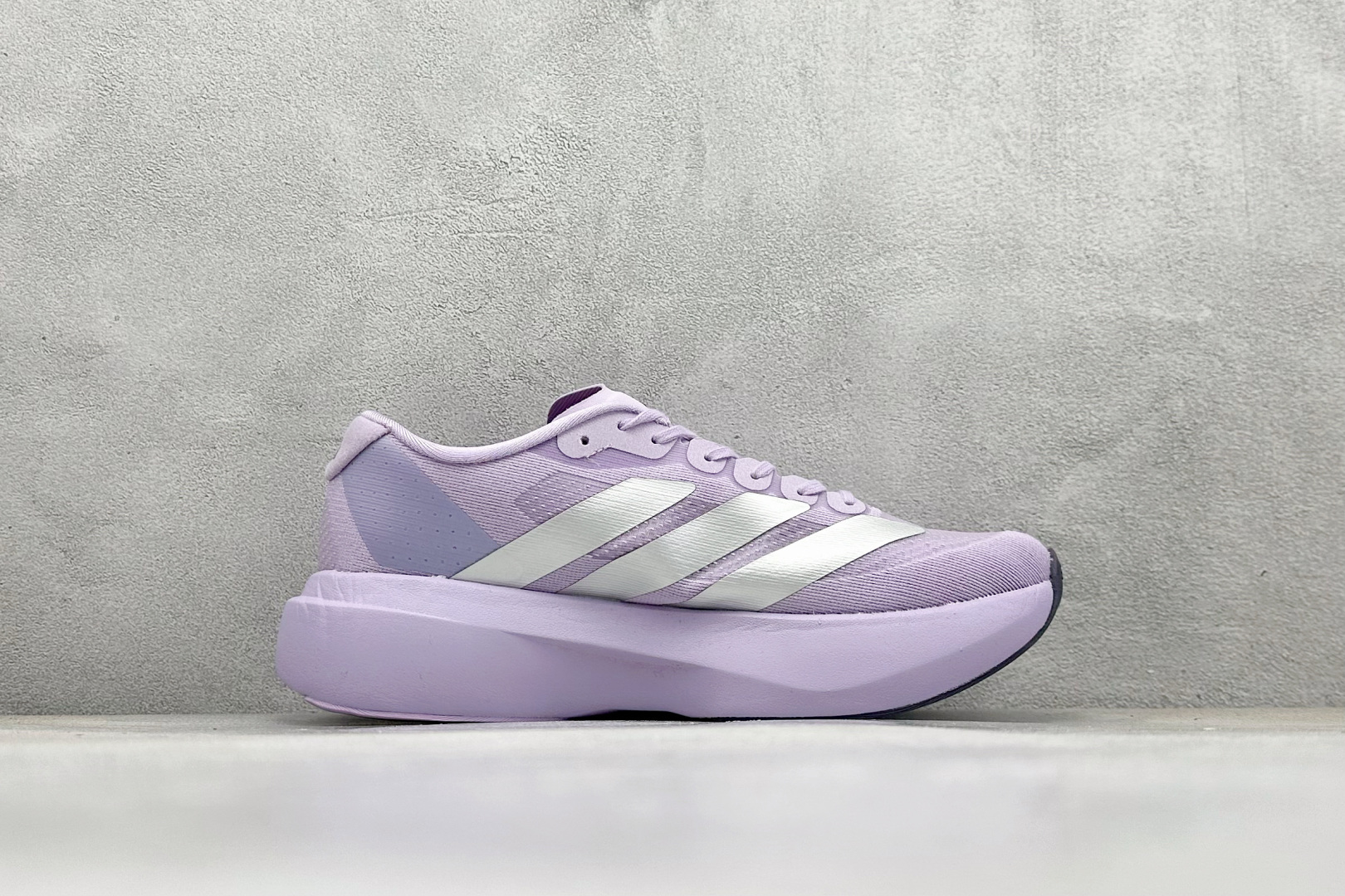 图片[2]-Adidas Adizero Evo SL 阿迪超轻透气缓震跑鞋  整体外观造型与adiZero Adios Pro EVO 1非常相似 中底配置方面搭载全掌Lightstrike Pro 鞋面采用透气网面示人 契合日常训练鞋的定位 更加耐用 外底给到了马牌橡胶 及上代竞速旗舰adidas Adizero Adios Pro 3区域分布 货号： JS4447  尺码：40-45-选品中心