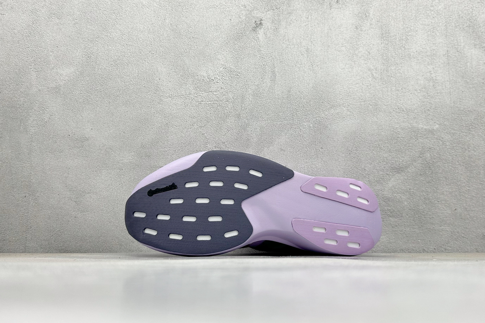 图片[4]-Adidas Adizero Evo SL 阿迪超轻透气缓震跑鞋  整体外观造型与adiZero Adios Pro EVO 1非常相似 中底配置方面搭载全掌Lightstrike Pro 鞋面采用透气网面示人 契合日常训练鞋的定位 更加耐用 外底给到了马牌橡胶 及上代竞速旗舰adidas Adizero Adios Pro 3区域分布 货号： JS4447  尺码：40-45-选品中心