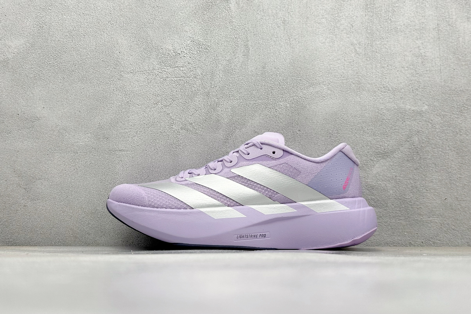 Adidas Adizero Evo SL 阿迪超轻透气缓震跑鞋  整体外观造型与adiZero Adios Pro EVO 1非常相似 中底配置方面搭载全掌Lightstrike Pro 鞋面采用透气网面示人 契合日常训练鞋的定位 更加耐用 外底给到了马牌橡胶 及上代竞速旗舰adidas Adizero Adios Pro 3区域分布 货号： JS4447  尺码：40-45-选品中心