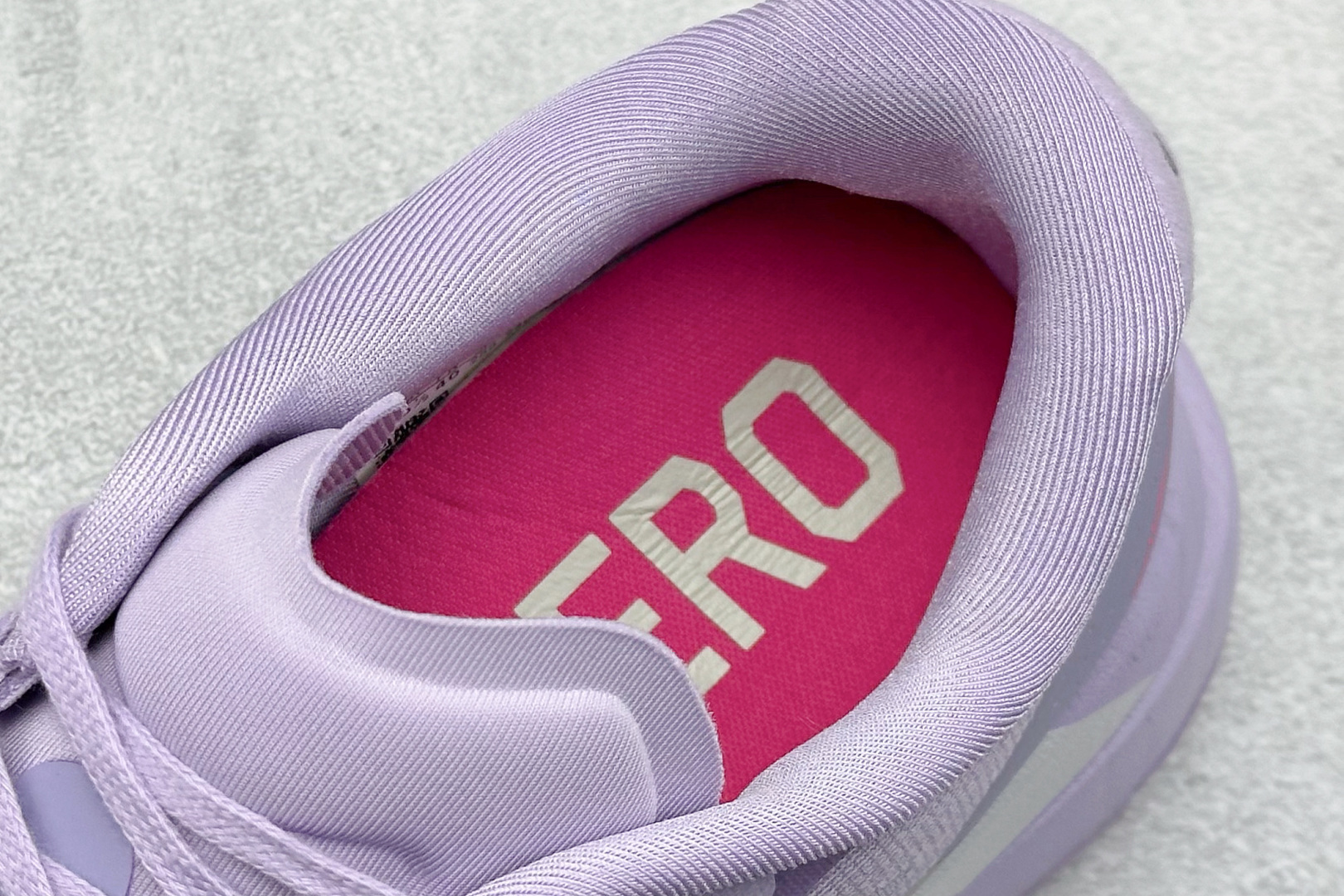 图片[8]-Adidas Adizero Evo SL 阿迪超轻透气缓震跑鞋  整体外观造型与adiZero Adios Pro EVO 1非常相似 中底配置方面搭载全掌Lightstrike Pro 鞋面采用透气网面示人 契合日常训练鞋的定位 更加耐用 外底给到了马牌橡胶 及上代竞速旗舰adidas Adizero Adios Pro 3区域分布 货号： JS4447  尺码：40-45-选品中心