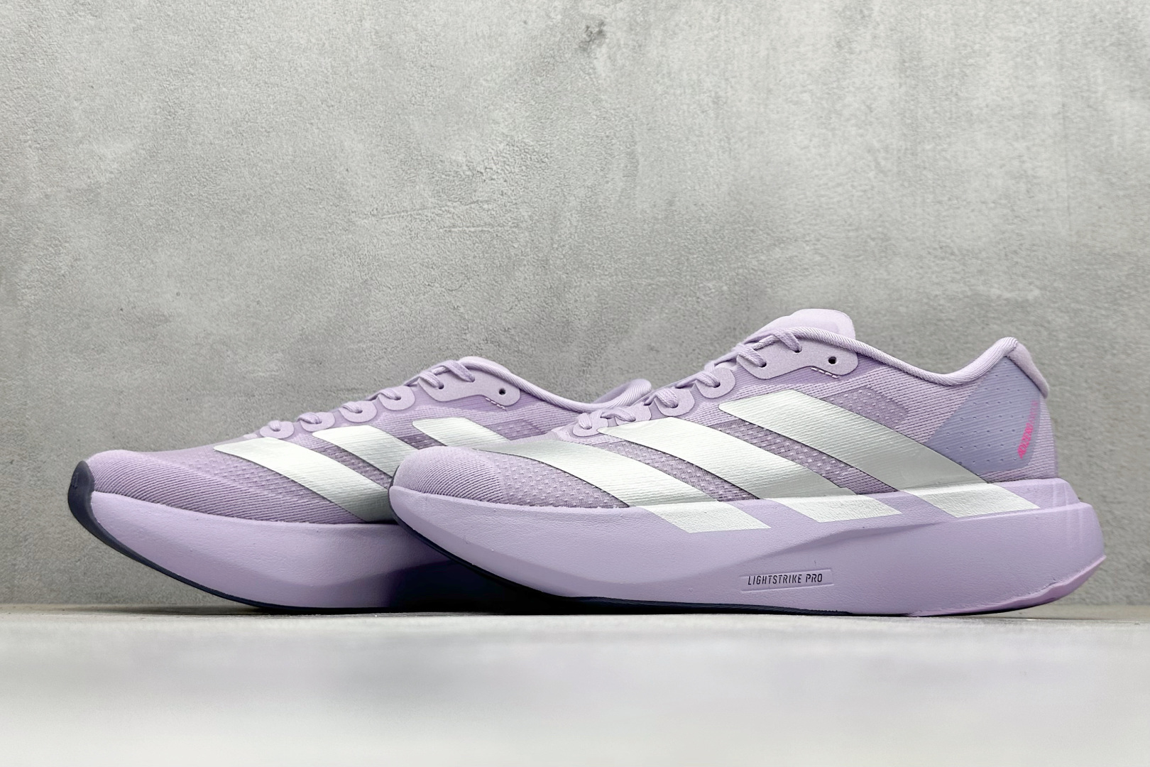 图片[5]-Adidas Adizero Evo SL 阿迪超轻透气缓震跑鞋  整体外观造型与adiZero Adios Pro EVO 1非常相似 中底配置方面搭载全掌Lightstrike Pro 鞋面采用透气网面示人 契合日常训练鞋的定位 更加耐用 外底给到了马牌橡胶 及上代竞速旗舰adidas Adizero Adios Pro 3区域分布 货号： JS4447  尺码：40-45-选品中心