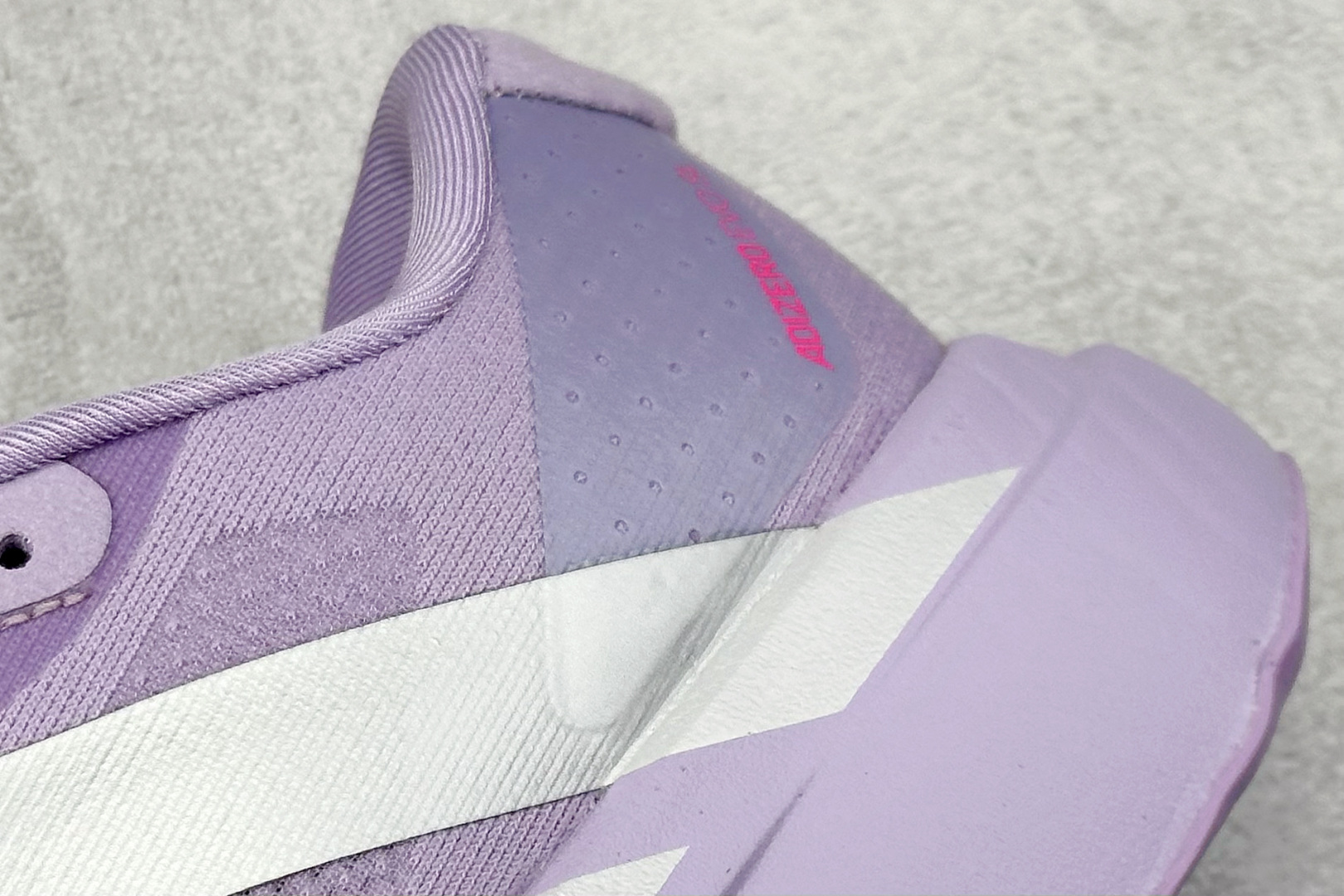 图片[9]-Adidas Adizero Evo SL 阿迪超轻透气缓震跑鞋  整体外观造型与adiZero Adios Pro EVO 1非常相似 中底配置方面搭载全掌Lightstrike Pro 鞋面采用透气网面示人 契合日常训练鞋的定位 更加耐用 外底给到了马牌橡胶 及上代竞速旗舰adidas Adizero Adios Pro 3区域分布 货号： JS4447  尺码：40-45-选品中心