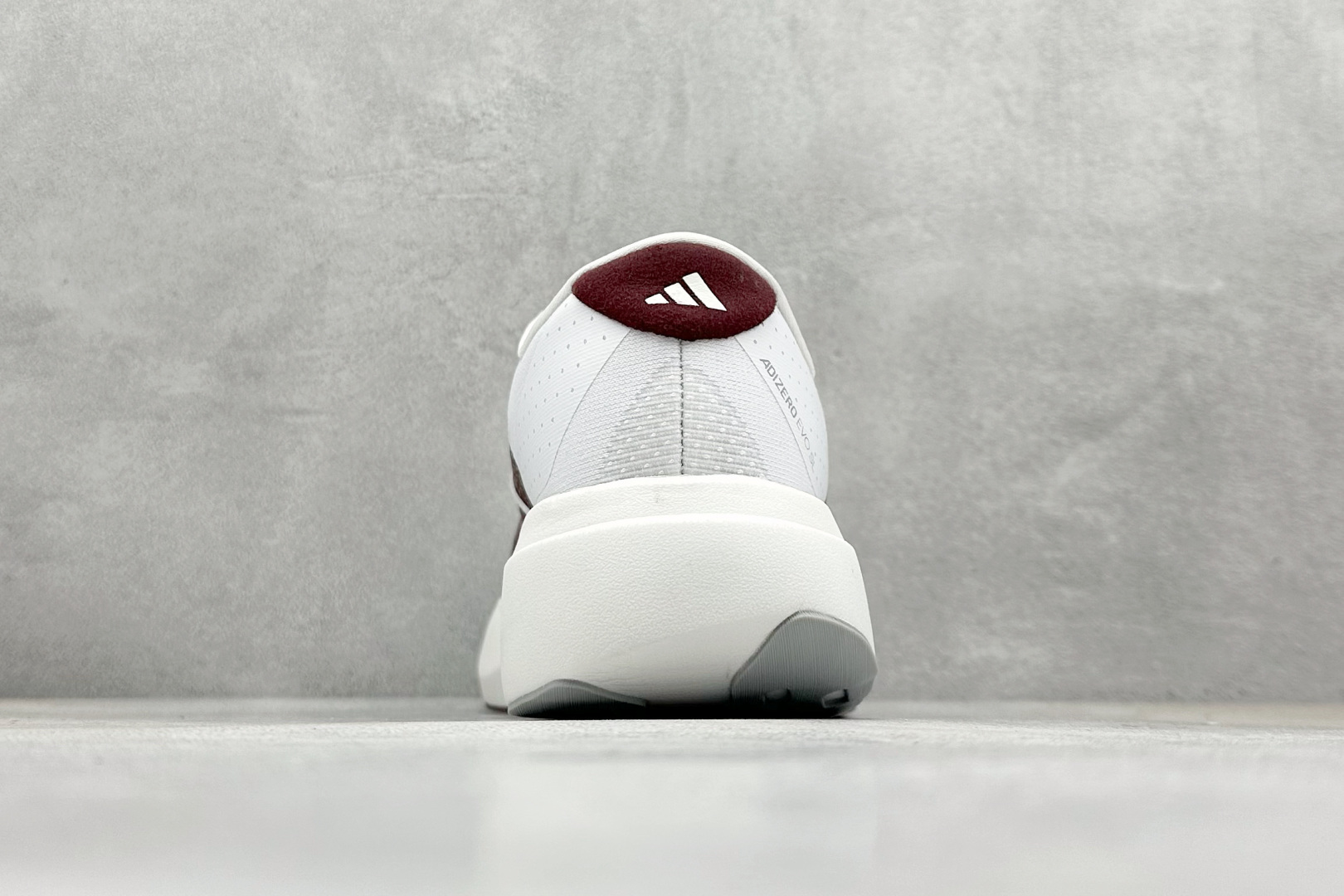 图片[6]-Adidas Adizero Evo SL 阿迪超轻透气缓震跑鞋  整体外观造型与adiZero Adios Pro EVO 1非常相似 中底配置方面搭载全掌Lightstrike Pro 鞋面采用透气网面示人 契合日常训练鞋的定位 更加耐用 外底给到了马牌橡胶 及上代竞速旗舰adidas Adizero Adios Pro 3区域分布 货号： JQ4566  尺码：40-45-选品中心