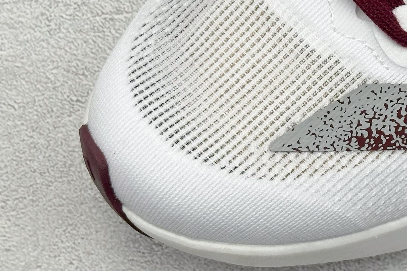 图片[7]-Adidas Adizero Evo SL 阿迪超轻透气缓震跑鞋  整体外观造型与adiZero Adios Pro EVO 1非常相似 中底配置方面搭载全掌Lightstrike Pro 鞋面采用透气网面示人 契合日常训练鞋的定位 更加耐用 外底给到了马牌橡胶 及上代竞速旗舰adidas Adizero Adios Pro 3区域分布 货号： JQ4566  尺码：40-45-选品中心