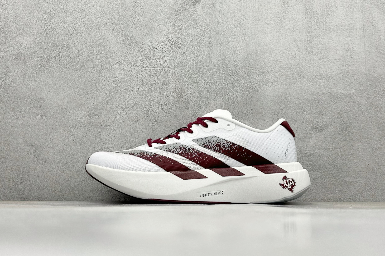 Adidas Adizero Evo SL 阿迪超轻透气缓震跑鞋  整体外观造型与adiZero Adios Pro EVO 1非常相似 中底配置方面搭载全掌Lightstrike Pro 鞋面采用透气网面示人 契合日常训练鞋的定位 更加耐用 外底给到了马牌橡胶 及上代竞速旗舰adidas Adizero Adios Pro 3区域分布 货号： JQ4566  尺码：40-45-选品中心