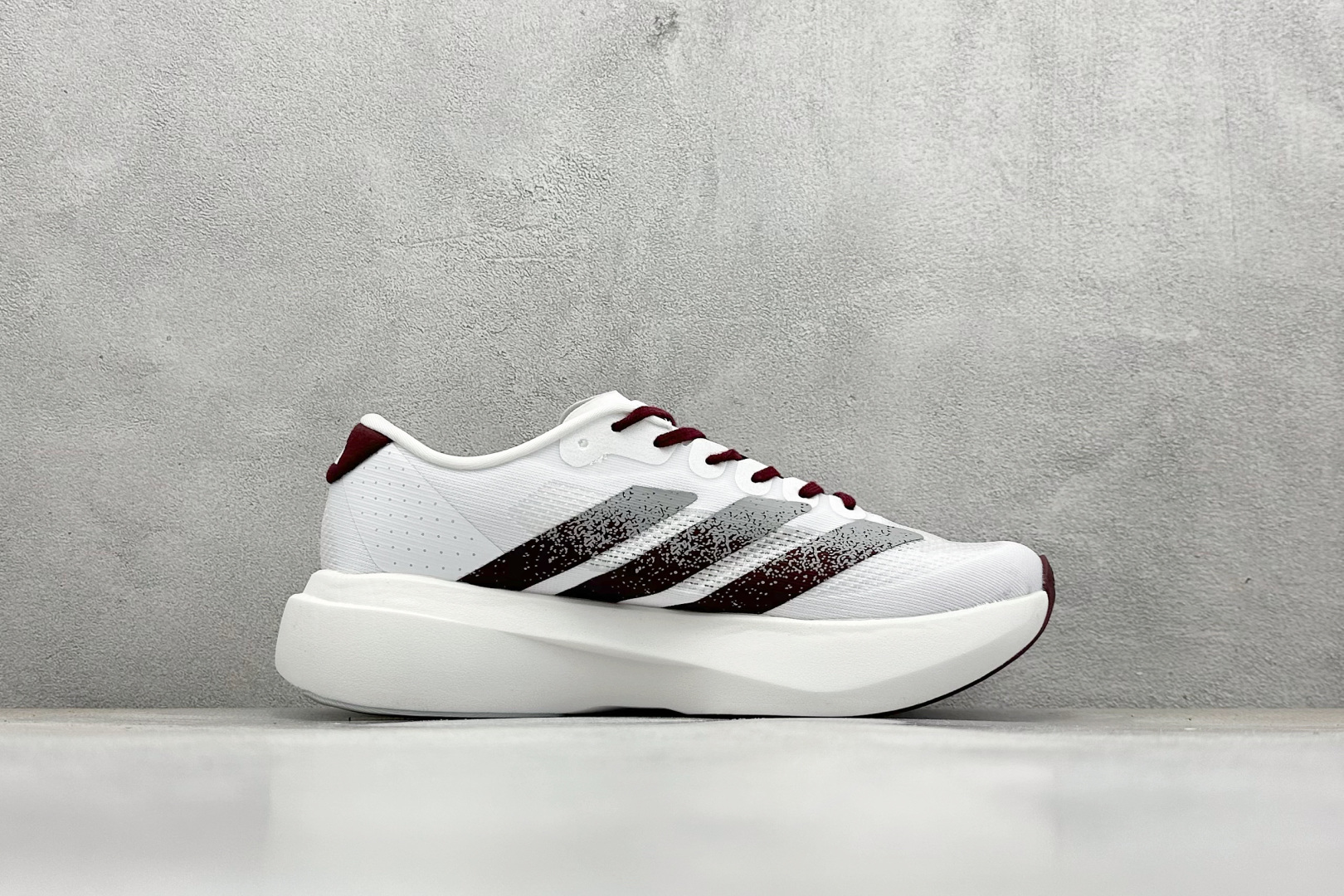 图片[2]-Adidas Adizero Evo SL 阿迪超轻透气缓震跑鞋  整体外观造型与adiZero Adios Pro EVO 1非常相似 中底配置方面搭载全掌Lightstrike Pro 鞋面采用透气网面示人 契合日常训练鞋的定位 更加耐用 外底给到了马牌橡胶 及上代竞速旗舰adidas Adizero Adios Pro 3区域分布 货号： JQ4566  尺码：40-45-选品中心