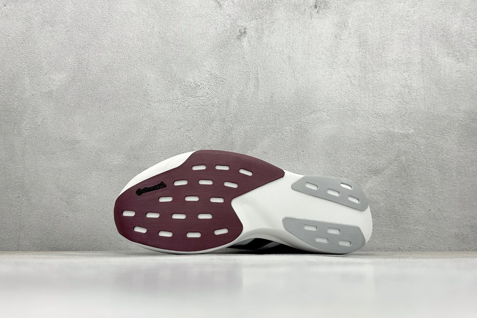 图片[4]-Adidas Adizero Evo SL 阿迪超轻透气缓震跑鞋  整体外观造型与adiZero Adios Pro EVO 1非常相似 中底配置方面搭载全掌Lightstrike Pro 鞋面采用透气网面示人 契合日常训练鞋的定位 更加耐用 外底给到了马牌橡胶 及上代竞速旗舰adidas Adizero Adios Pro 3区域分布 货号： JQ4566  尺码：40-45-选品中心