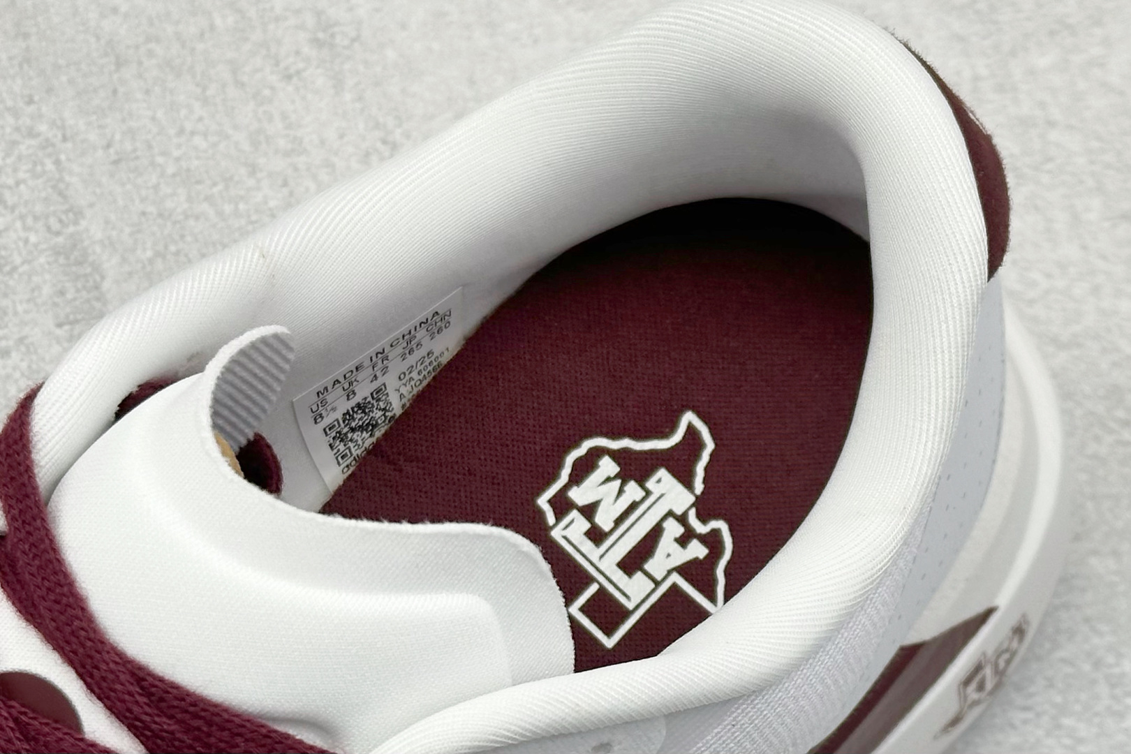 图片[8]-Adidas Adizero Evo SL 阿迪超轻透气缓震跑鞋  整体外观造型与adiZero Adios Pro EVO 1非常相似 中底配置方面搭载全掌Lightstrike Pro 鞋面采用透气网面示人 契合日常训练鞋的定位 更加耐用 外底给到了马牌橡胶 及上代竞速旗舰adidas Adizero Adios Pro 3区域分布 货号： JQ4566  尺码：40-45-选品中心