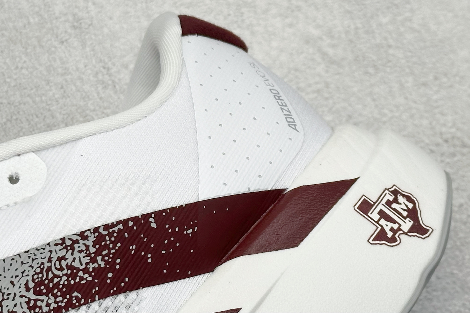 图片[9]-Adidas Adizero Evo SL 阿迪超轻透气缓震跑鞋  整体外观造型与adiZero Adios Pro EVO 1非常相似 中底配置方面搭载全掌Lightstrike Pro 鞋面采用透气网面示人 契合日常训练鞋的定位 更加耐用 外底给到了马牌橡胶 及上代竞速旗舰adidas Adizero Adios Pro 3区域分布 货号： JQ4566  尺码：40-45-选品中心