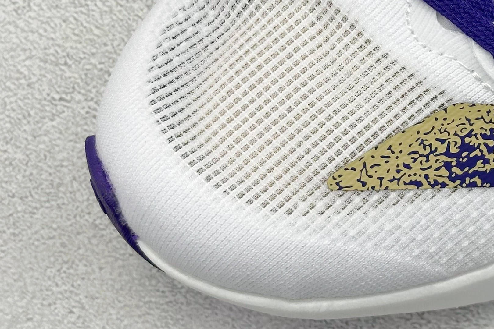 图片[7]-Adidas Adizero Evo SL 阿迪超轻透气缓震跑鞋  整体外观造型与adiZero Adios Pro EVO 1非常相似 中底配置方面搭载全掌Lightstrike Pro 鞋面采用透气网面示人 契合日常训练鞋的定位 更加耐用 外底给到了马牌橡胶 及上代竞速旗舰adidas Adizero Adios Pro 3区域分布 货号： JQ4578  尺码：40-45-选品中心