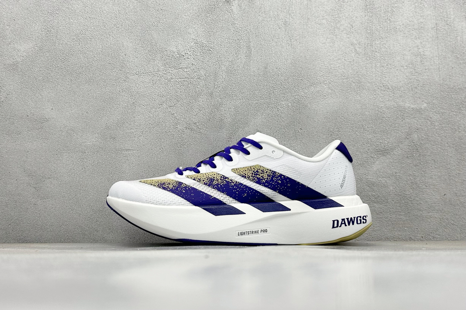 Adidas Adizero Evo SL 阿迪超轻透气缓震跑鞋  整体外观造型与adiZero Adios Pro EVO 1非常相似 中底配置方面搭载全掌Lightstrike Pro 鞋面采用透气网面示人 契合日常训练鞋的定位 更加耐用 外底给到了马牌橡胶 及上代竞速旗舰adidas Adizero Adios Pro 3区域分布 货号： JQ4578  尺码：40-45-选品中心