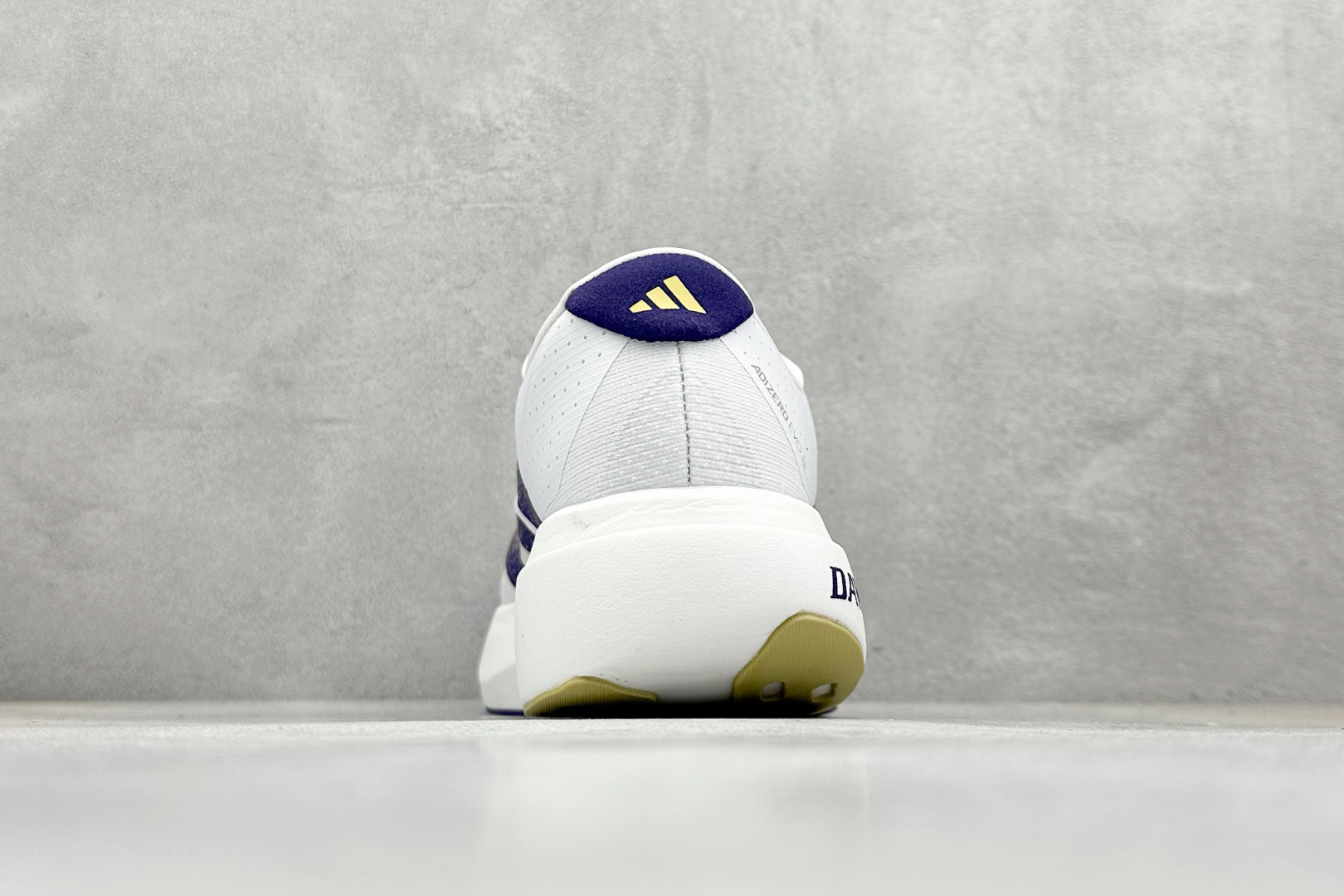 图片[6]-Adidas Adizero Evo SL 阿迪超轻透气缓震跑鞋  整体外观造型与adiZero Adios Pro EVO 1非常相似 中底配置方面搭载全掌Lightstrike Pro 鞋面采用透气网面示人 契合日常训练鞋的定位 更加耐用 外底给到了马牌橡胶 及上代竞速旗舰adidas Adizero Adios Pro 3区域分布 货号： JQ4578  尺码：40-45-选品中心