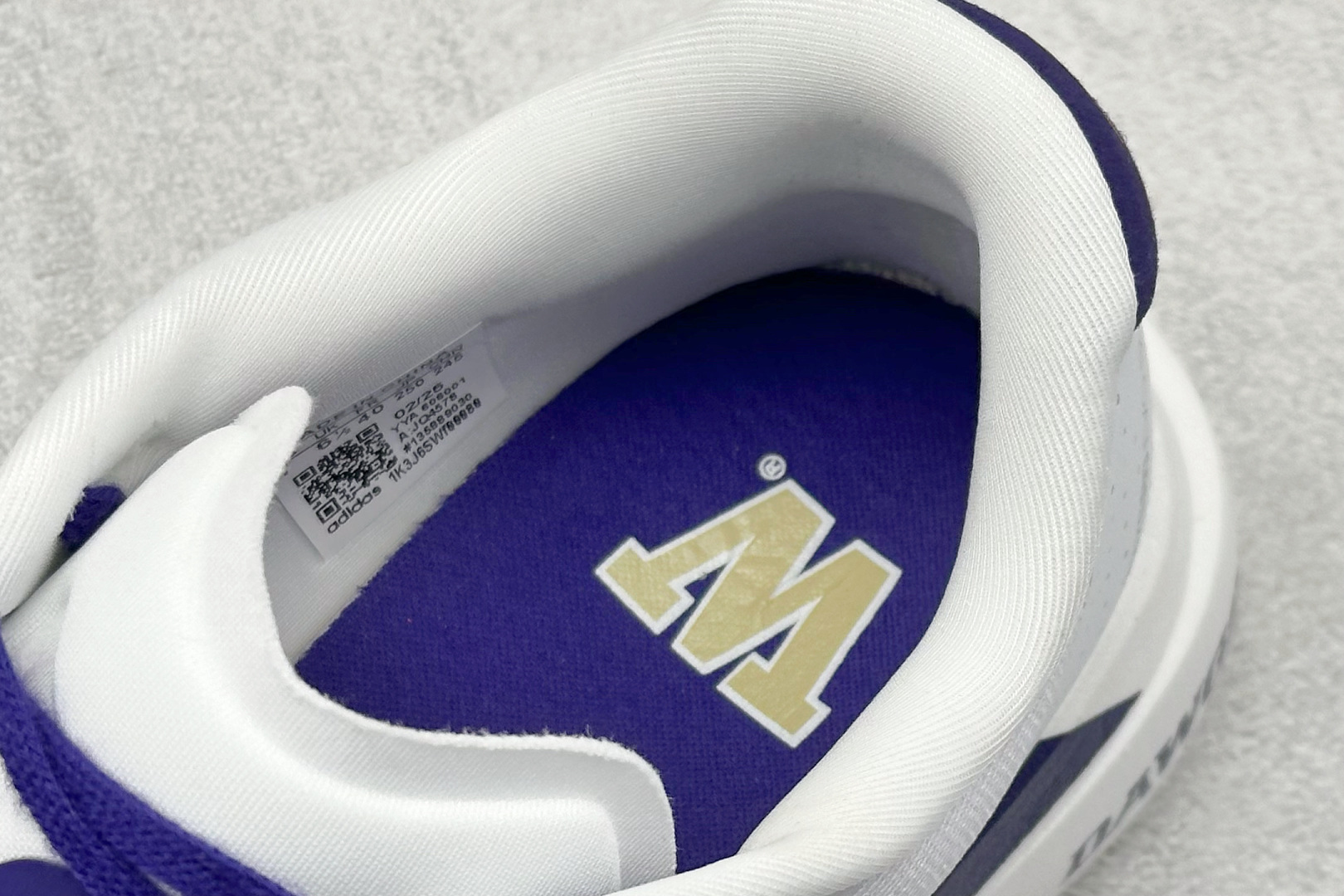 图片[8]-Adidas Adizero Evo SL 阿迪超轻透气缓震跑鞋  整体外观造型与adiZero Adios Pro EVO 1非常相似 中底配置方面搭载全掌Lightstrike Pro 鞋面采用透气网面示人 契合日常训练鞋的定位 更加耐用 外底给到了马牌橡胶 及上代竞速旗舰adidas Adizero Adios Pro 3区域分布 货号： JQ4578  尺码：40-45-选品中心