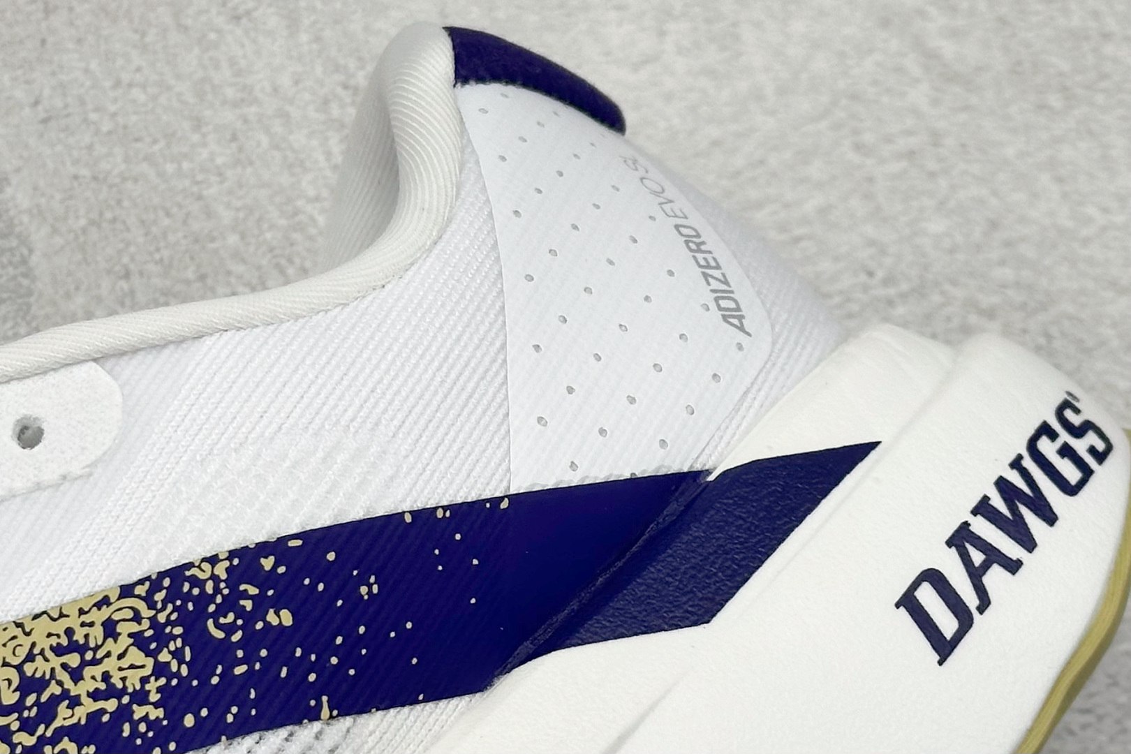 图片[9]-Adidas Adizero Evo SL 阿迪超轻透气缓震跑鞋  整体外观造型与adiZero Adios Pro EVO 1非常相似 中底配置方面搭载全掌Lightstrike Pro 鞋面采用透气网面示人 契合日常训练鞋的定位 更加耐用 外底给到了马牌橡胶 及上代竞速旗舰adidas Adizero Adios Pro 3区域分布 货号： JQ4578  尺码：40-45-选品中心