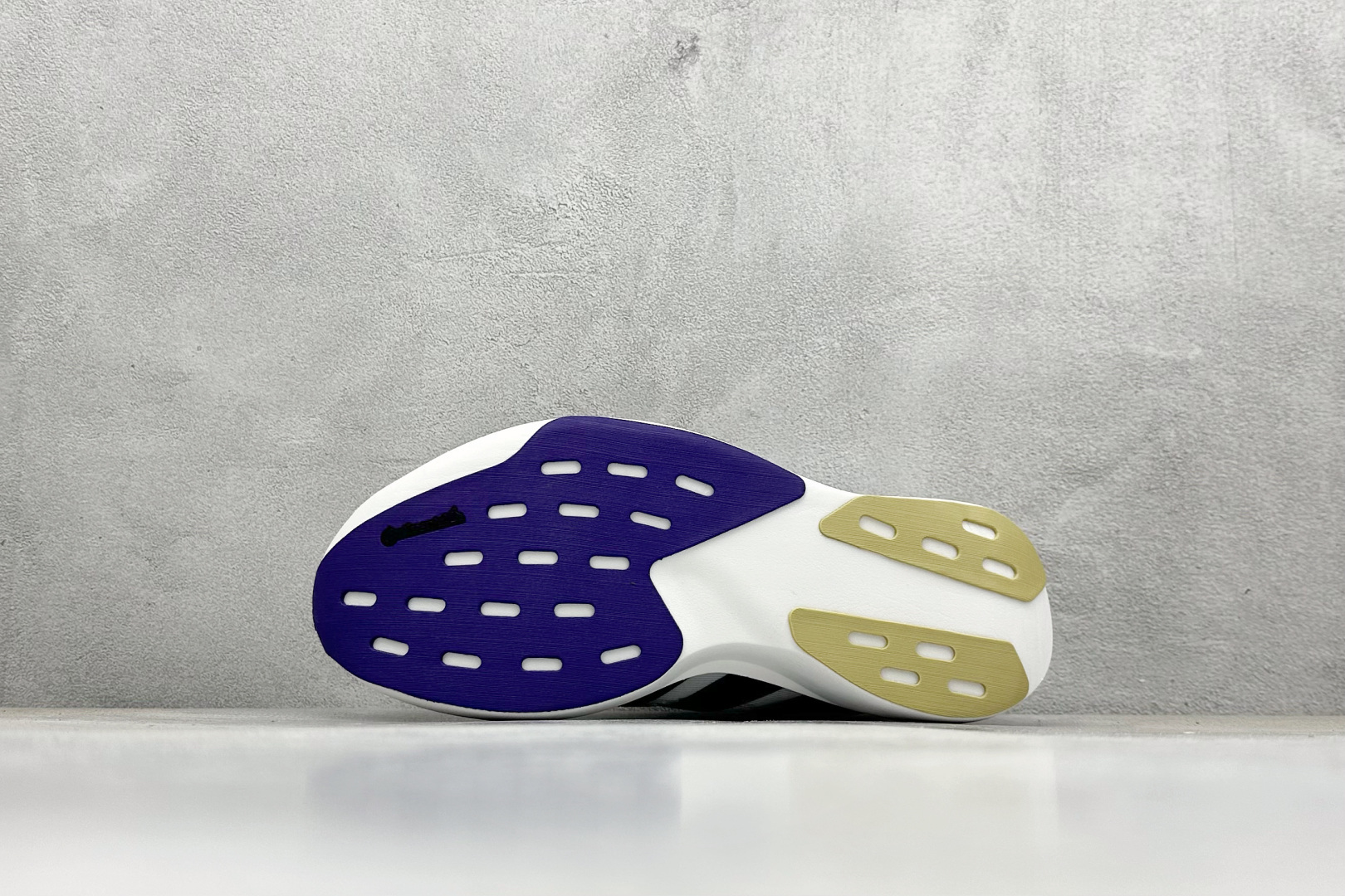 图片[4]-Adidas Adizero Evo SL 阿迪超轻透气缓震跑鞋  整体外观造型与adiZero Adios Pro EVO 1非常相似 中底配置方面搭载全掌Lightstrike Pro 鞋面采用透气网面示人 契合日常训练鞋的定位 更加耐用 外底给到了马牌橡胶 及上代竞速旗舰adidas Adizero Adios Pro 3区域分布 货号： JQ4578  尺码：40-45-选品中心