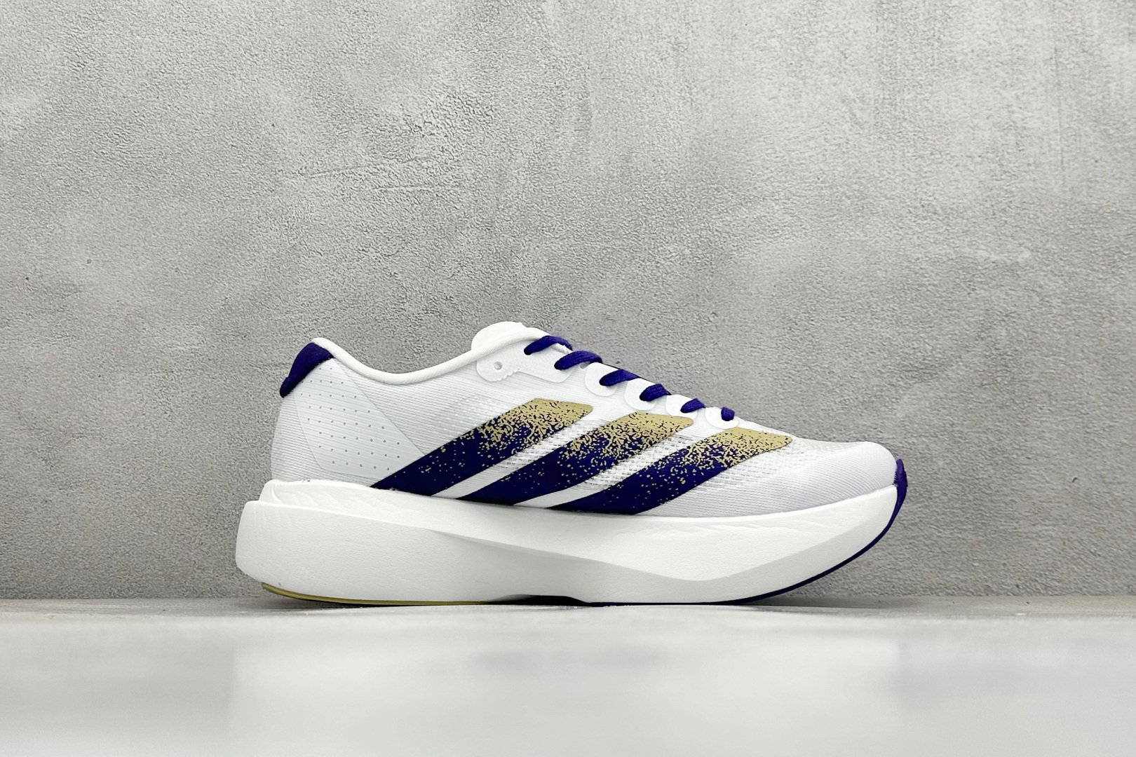 图片[2]-Adidas Adizero Evo SL 阿迪超轻透气缓震跑鞋  整体外观造型与adiZero Adios Pro EVO 1非常相似 中底配置方面搭载全掌Lightstrike Pro 鞋面采用透气网面示人 契合日常训练鞋的定位 更加耐用 外底给到了马牌橡胶 及上代竞速旗舰adidas Adizero Adios Pro 3区域分布 货号： JQ4578  尺码：40-45-选品中心