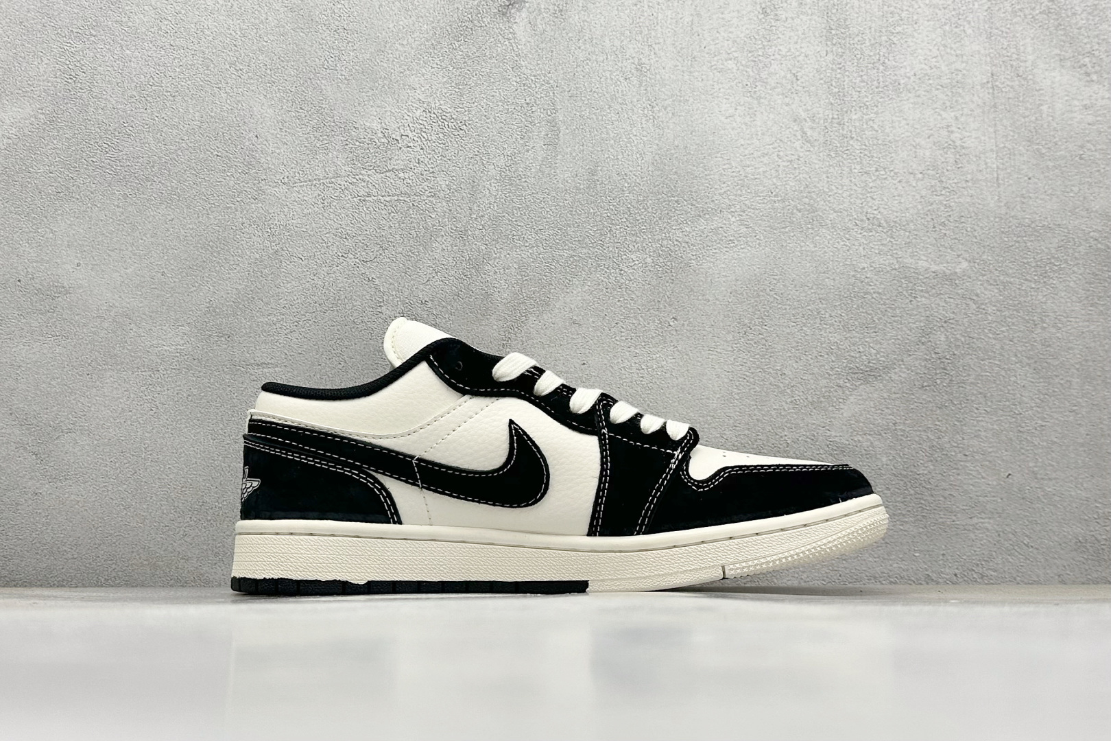 图片[2]-Air Jordan 1 Retro Low x Supreme x Stussy 米黑小钩 官方同步新色 原装级产物 拒绝公底 立体鞋型 细节完美 高清洁度 购置公司同步原材料 原汁原味 忠于原版 货号：SJ9950 033 尺码：36 36.5 37.5 38 38.5 39 40 40.5 41 42 42.5 43 44 44.5 45-选品中心