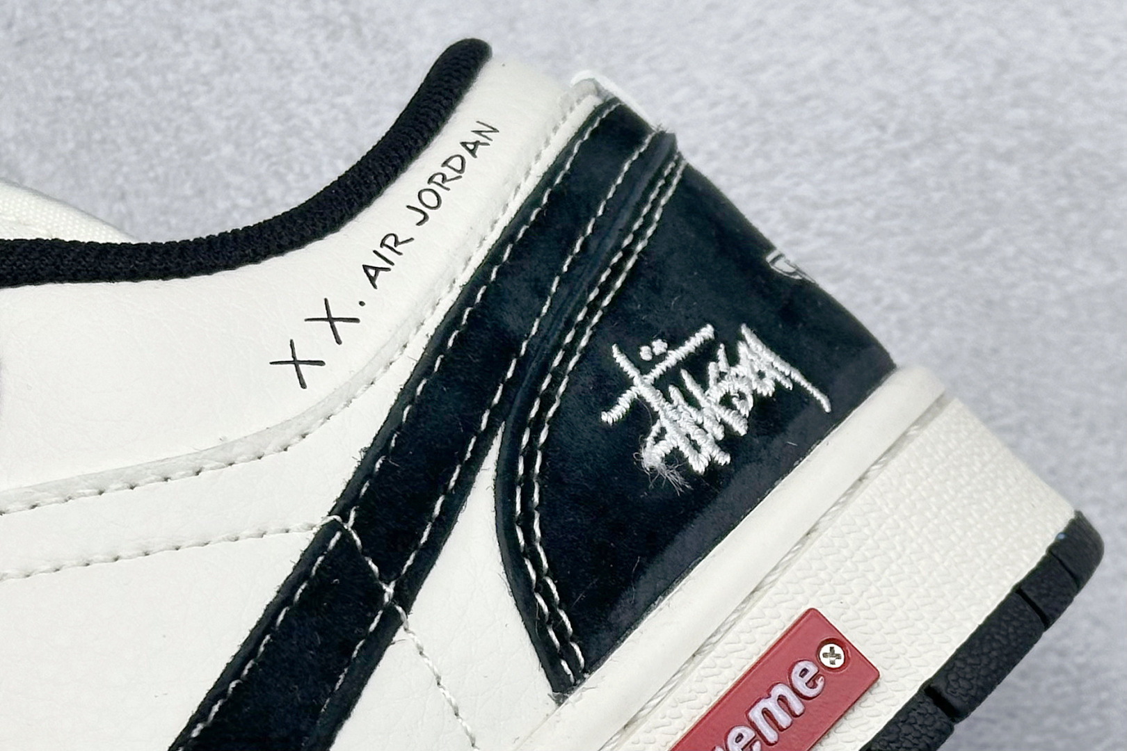 图片[9]-Air Jordan 1 Retro Low x Supreme x Stussy 米黑小钩 官方同步新色 原装级产物 拒绝公底 立体鞋型 细节完美 高清洁度 购置公司同步原材料 原汁原味 忠于原版 货号：SJ9950 033 尺码：36 36.5 37.5 38 38.5 39 40 40.5 41 42 42.5 43 44 44.5 45-选品中心