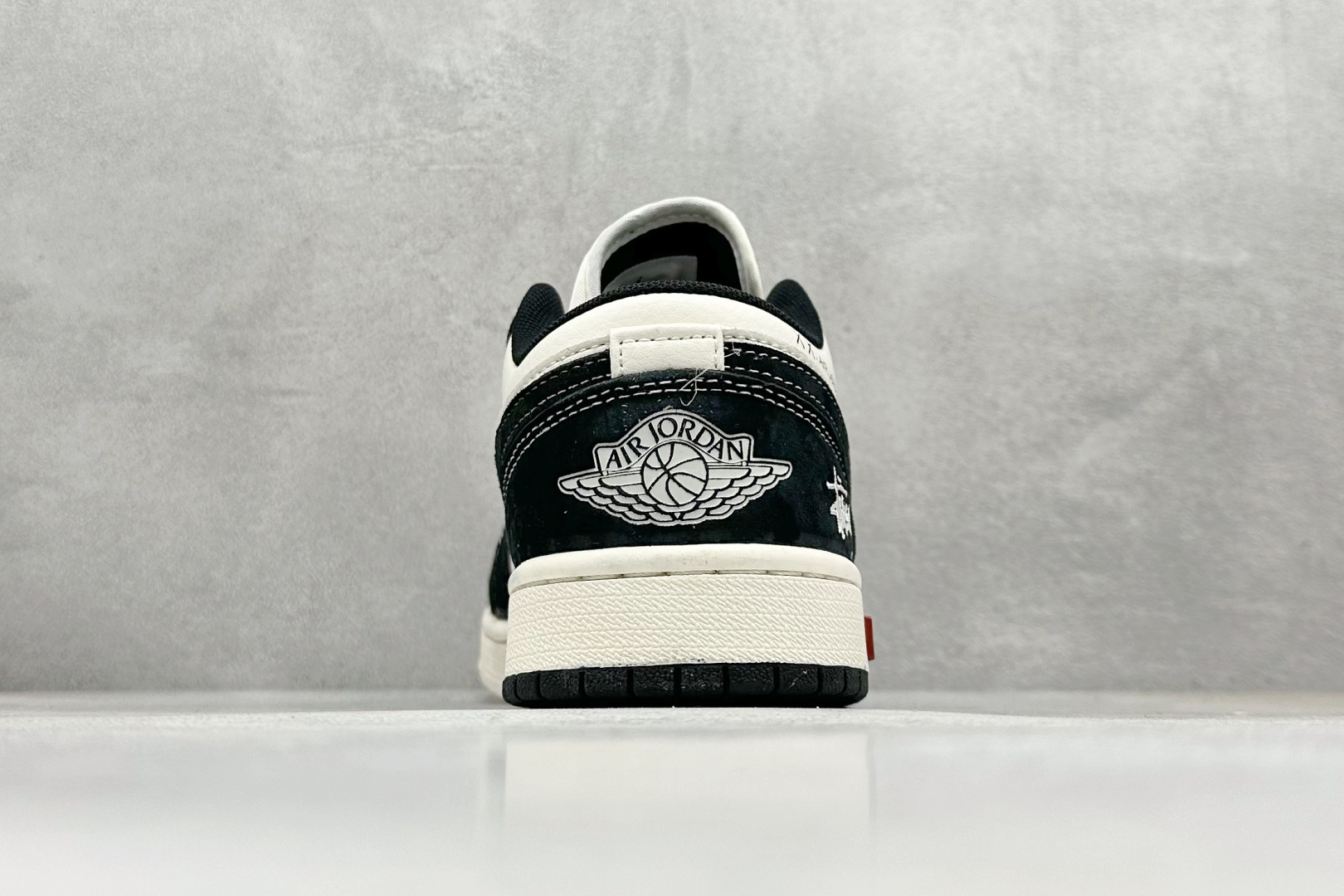 图片[6]-Air Jordan 1 Retro Low x Supreme x Stussy 米黑小钩 官方同步新色 原装级产物 拒绝公底 立体鞋型 细节完美 高清洁度 购置公司同步原材料 原汁原味 忠于原版 货号：SJ9950 033 尺码：36 36.5 37.5 38 38.5 39 40 40.5 41 42 42.5 43 44 44.5 45-选品中心