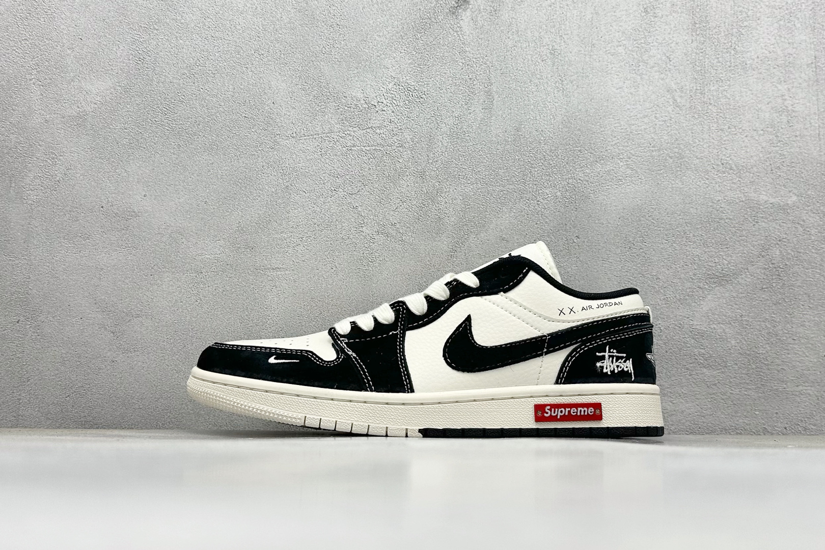 Air Jordan 1 Retro Low x Supreme x Stussy 米黑小钩 官方同步新色 原装级产物 拒绝公底 立体鞋型 细节完美 高清洁度 购置公司同步原材料 原汁原味 忠于原版 货号：SJ9950 033 尺码：36 36.5 37.5 38 38.5 39 40 40.5 41 42 42.5 43 44 44.5 45-选品中心