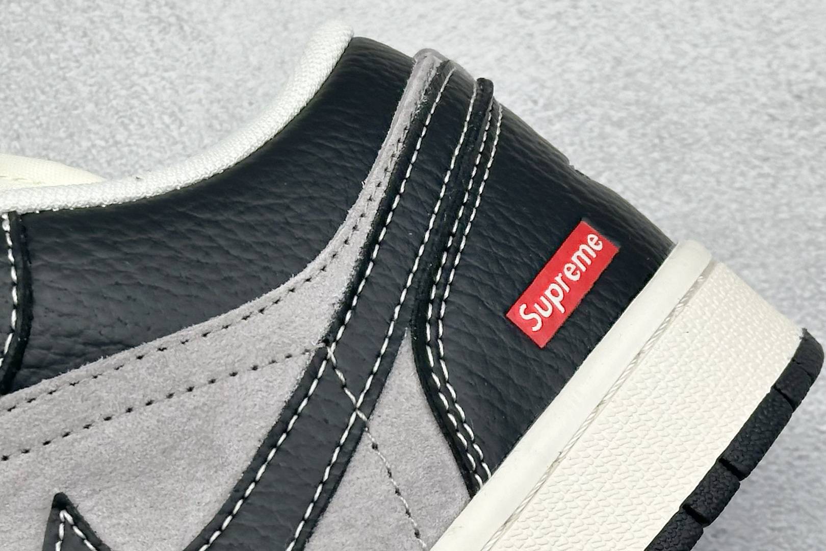 图片[9]-Air Jordan 1 Retro Low x Supreme 黑棕 官方同步新色 原装级产物 拒绝公底 立体鞋型 细节完美 高清洁度 购置公司同步原材料 原汁原味 忠于原版 货号：SJ9950 032 尺码：36 36.5 37.5 38 38.5 39 40 40.5 41 42 42.5 43 44 44.5 45-选品中心