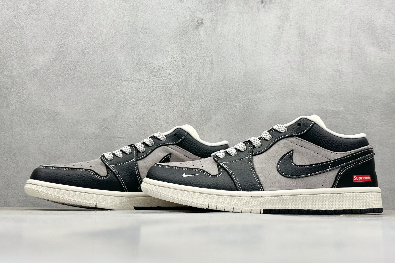 图片[5]-Air Jordan 1 Retro Low x Supreme 黑棕 官方同步新色 原装级产物 拒绝公底 立体鞋型 细节完美 高清洁度 购置公司同步原材料 原汁原味 忠于原版 货号：SJ9950 032 尺码：36 36.5 37.5 38 38.5 39 40 40.5 41 42 42.5 43 44 44.5 45-选品中心