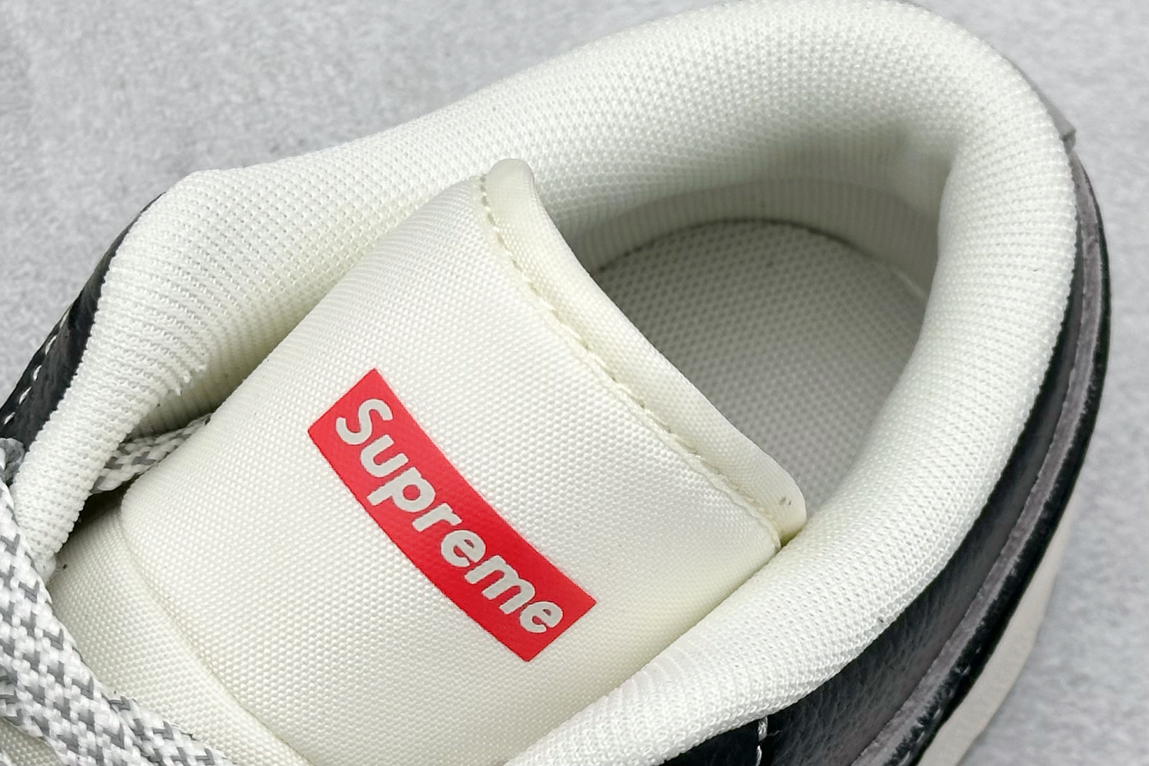 图片[8]-Air Jordan 1 Retro Low x Supreme 黑棕 官方同步新色 原装级产物 拒绝公底 立体鞋型 细节完美 高清洁度 购置公司同步原材料 原汁原味 忠于原版 货号：SJ9950 032 尺码：36 36.5 37.5 38 38.5 39 40 40.5 41 42 42.5 43 44 44.5 45-选品中心