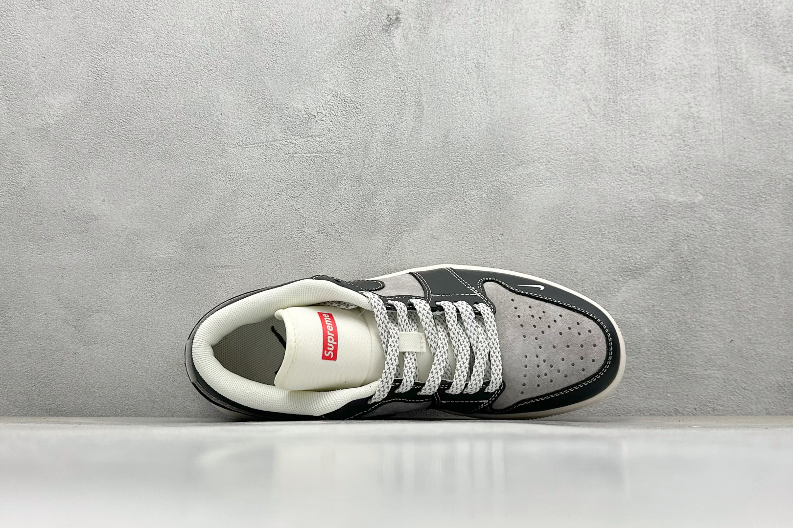 图片[3]-Air Jordan 1 Retro Low x Supreme 黑棕 官方同步新色 原装级产物 拒绝公底 立体鞋型 细节完美 高清洁度 购置公司同步原材料 原汁原味 忠于原版 货号：SJ9950 032 尺码：36 36.5 37.5 38 38.5 39 40 40.5 41 42 42.5 43 44 44.5 45-选品中心