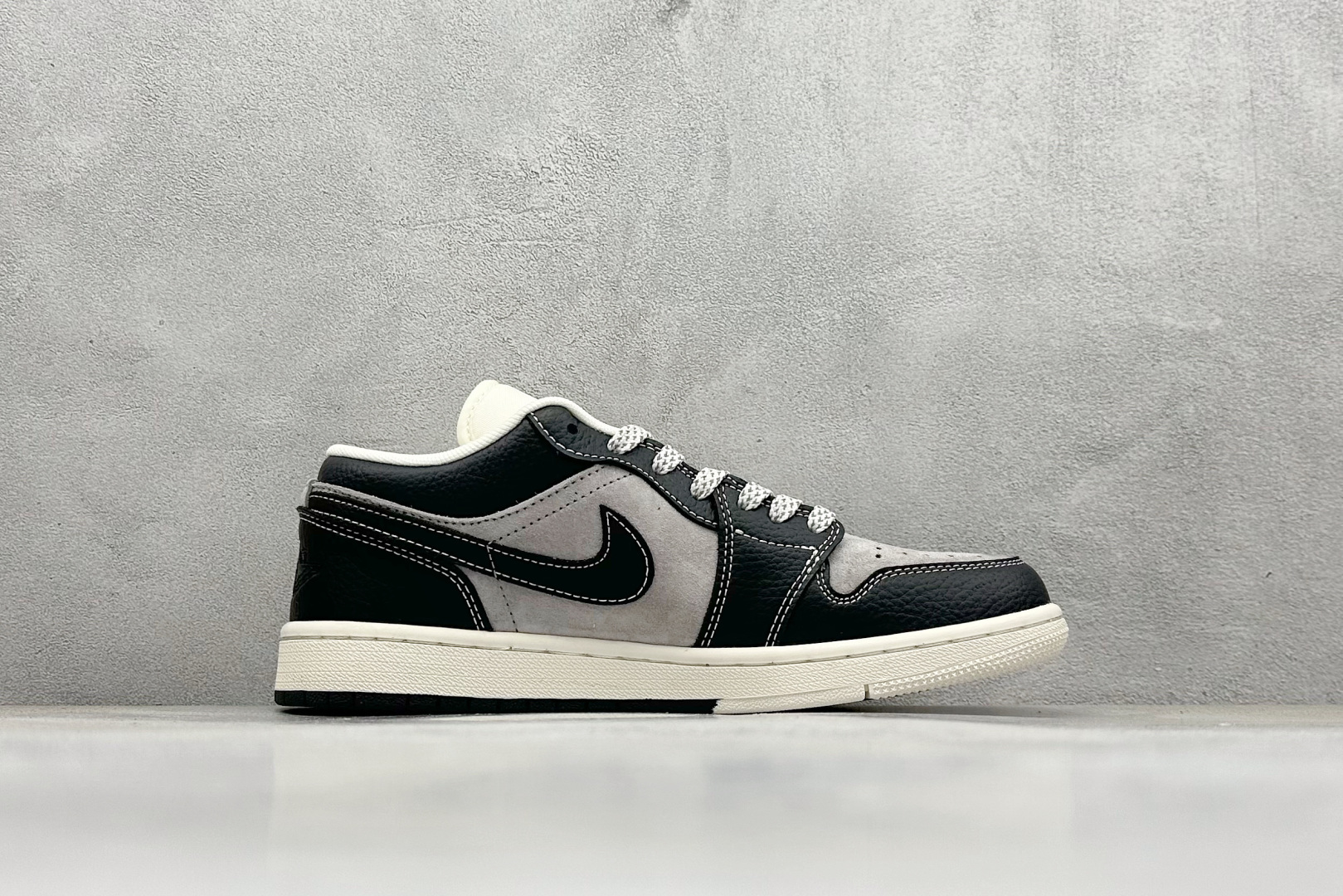 图片[2]-Air Jordan 1 Retro Low x Supreme 黑棕 官方同步新色 原装级产物 拒绝公底 立体鞋型 细节完美 高清洁度 购置公司同步原材料 原汁原味 忠于原版 货号：SJ9950 032 尺码：36 36.5 37.5 38 38.5 39 40 40.5 41 42 42.5 43 44 44.5 45-选品中心