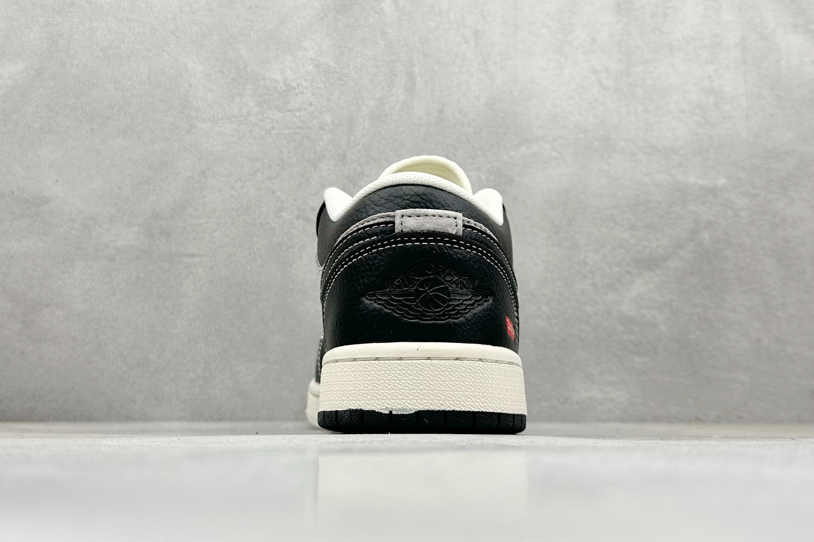 图片[6]-Air Jordan 1 Retro Low x Supreme 黑棕 官方同步新色 原装级产物 拒绝公底 立体鞋型 细节完美 高清洁度 购置公司同步原材料 原汁原味 忠于原版 货号：SJ9950 032 尺码：36 36.5 37.5 38 38.5 39 40 40.5 41 42 42.5 43 44 44.5 45-选品中心