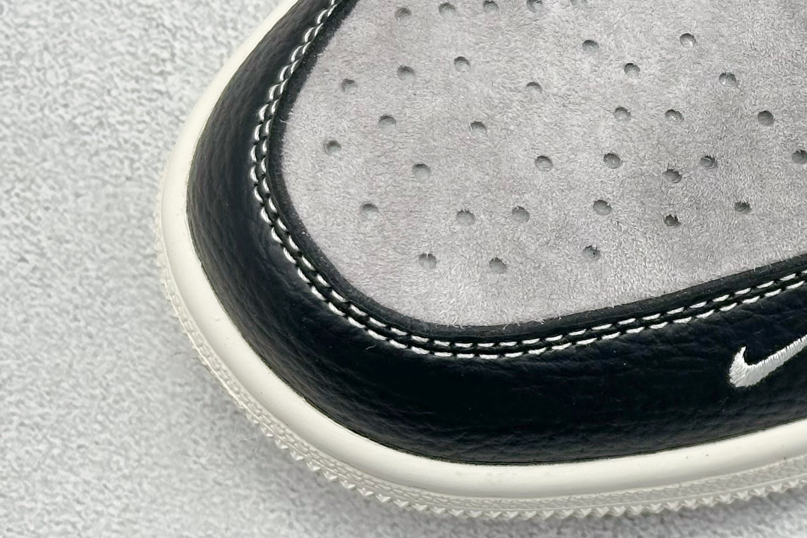 图片[7]-Air Jordan 1 Retro Low x Supreme 黑棕 官方同步新色 原装级产物 拒绝公底 立体鞋型 细节完美 高清洁度 购置公司同步原材料 原汁原味 忠于原版 货号：SJ9950 032 尺码：36 36.5 37.5 38 38.5 39 40 40.5 41 42 42.5 43 44 44.5 45-选品中心