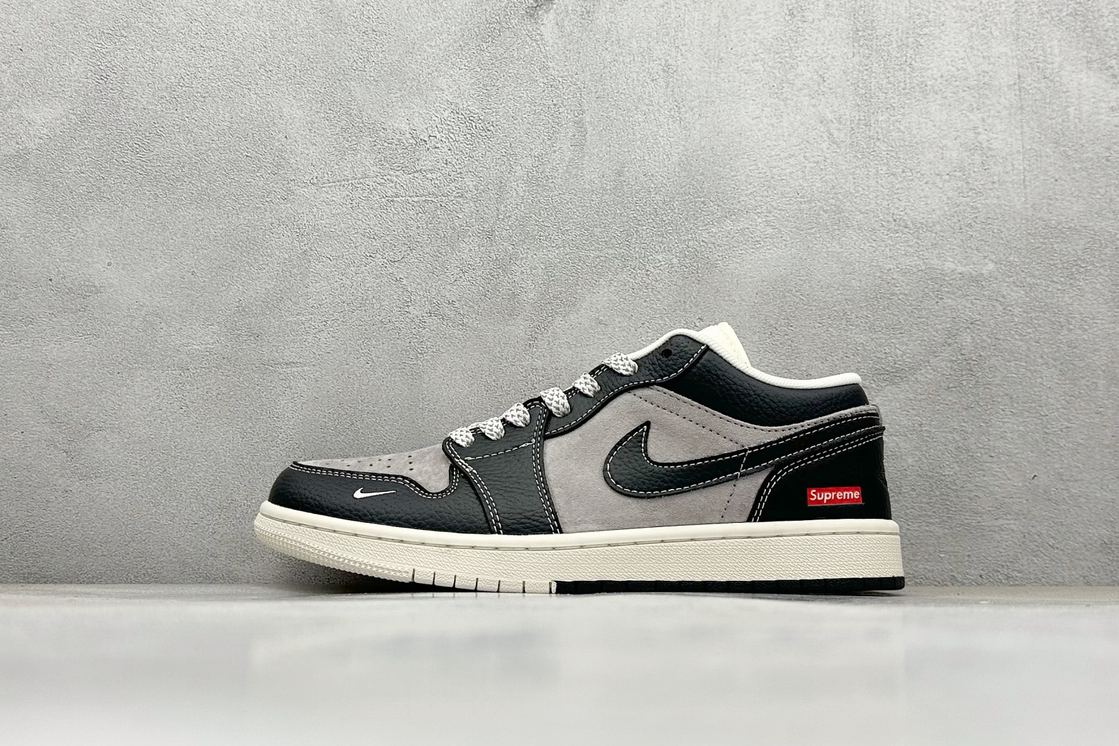 Air Jordan 1 Retro Low x Supreme 黑棕 官方同步新色 原装级产物 拒绝公底 立体鞋型 细节完美 高清洁度 购置公司同步原材料 原汁原味 忠于原版 货号：SJ9950 032 尺码：36 36.5 37.5 38 38.5 39 40 40.5 41 42 42.5 43 44 44.5 45-选品中心