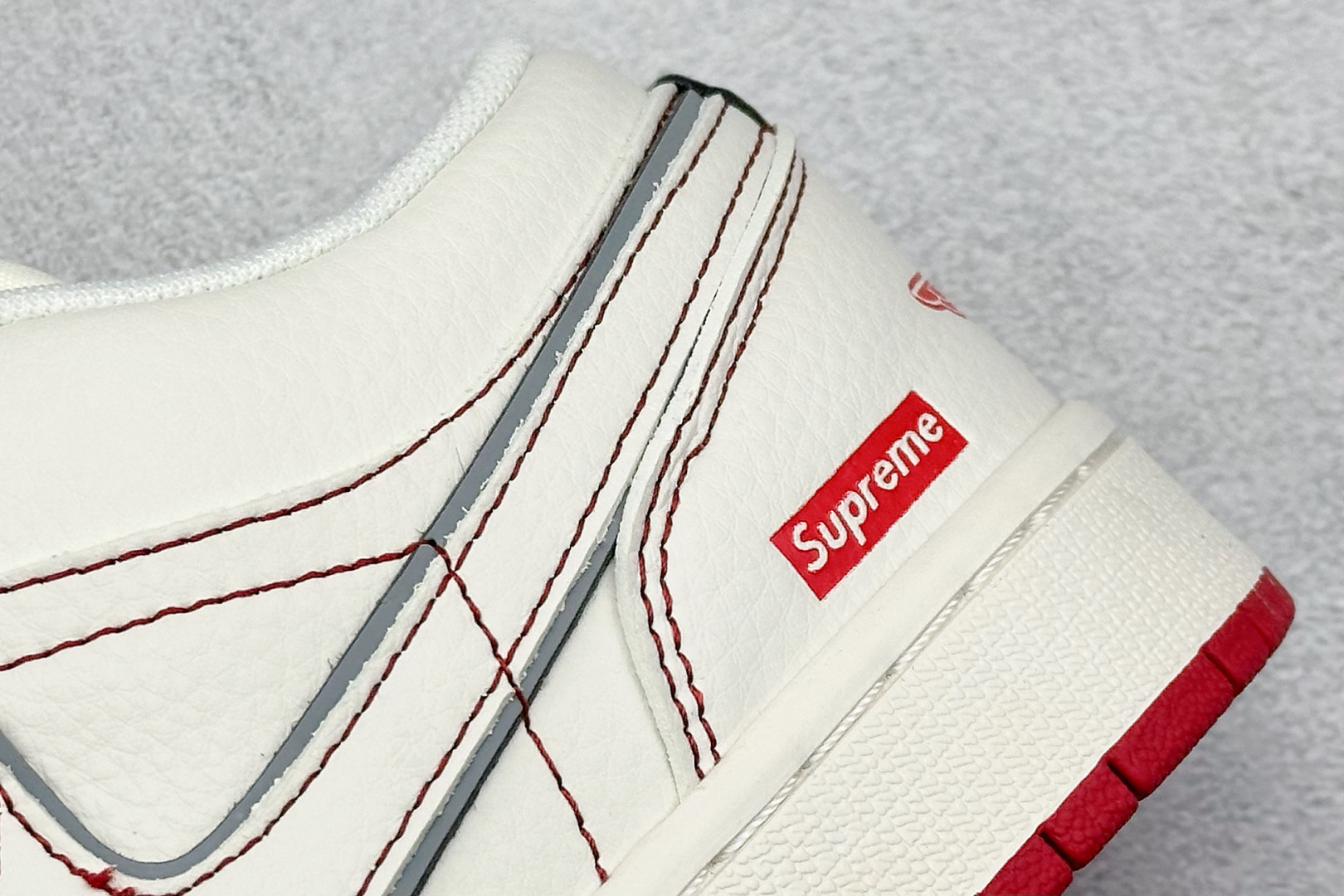 图片[9]-Air Jordan 1 Retro Low x Supreme 米红 官方同步新色 原装级产物 拒绝公底 立体鞋型 细节完美 高清洁度 购置公司同步原材料 原汁原味 忠于原版 货号：SJ9950 025 尺码：36 36.5 37.5 38 38.5 39 40 40.5 41 42 42.5 43 44 44.5 45-选品中心