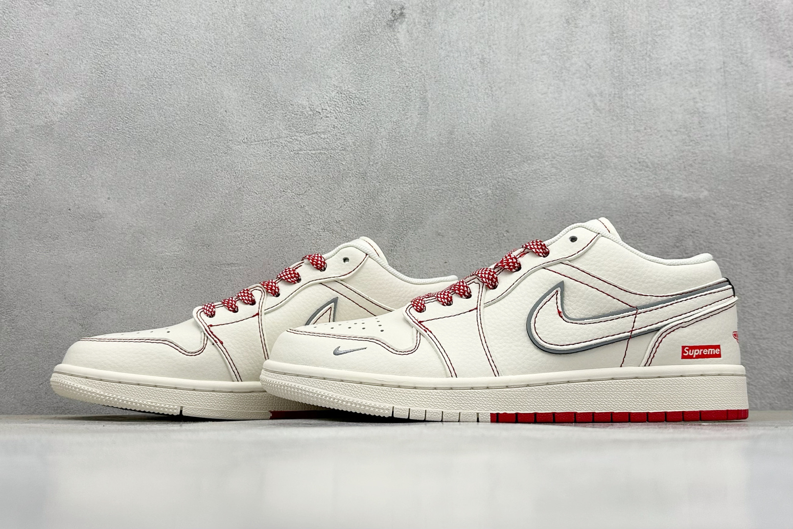 图片[5]-Air Jordan 1 Retro Low x Supreme 米红 官方同步新色 原装级产物 拒绝公底 立体鞋型 细节完美 高清洁度 购置公司同步原材料 原汁原味 忠于原版 货号：SJ9950 025 尺码：36 36.5 37.5 38 38.5 39 40 40.5 41 42 42.5 43 44 44.5 45-选品中心