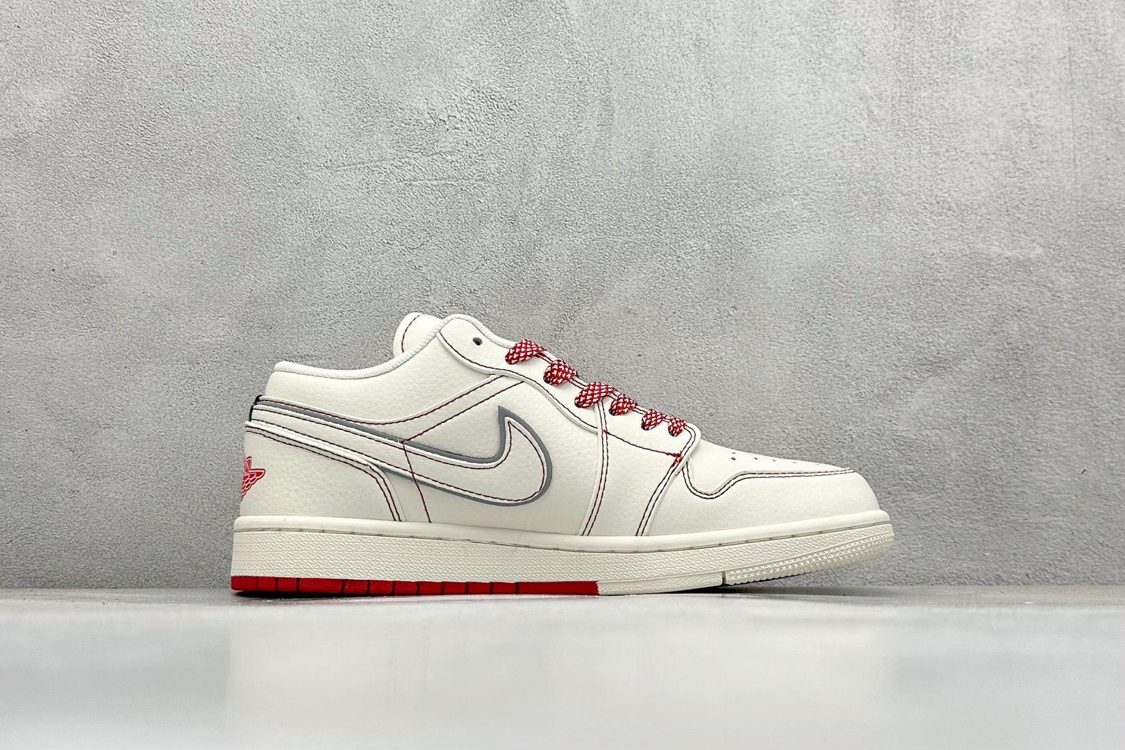 图片[2]-Air Jordan 1 Retro Low x Supreme 米红 官方同步新色 原装级产物 拒绝公底 立体鞋型 细节完美 高清洁度 购置公司同步原材料 原汁原味 忠于原版 货号：SJ9950 025 尺码：36 36.5 37.5 38 38.5 39 40 40.5 41 42 42.5 43 44 44.5 45-选品中心