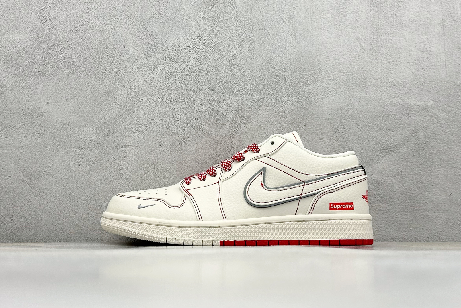 Air Jordan 1 Retro Low x Supreme 米红 官方同步新色 原装级产物 拒绝公底 立体鞋型 细节完美 高清洁度 购置公司同步原材料 原汁原味 忠于原版 货号：SJ9950 025 尺码：36 36.5 37.5 38 38.5 39 40 40.5 41 42 42.5 43 44 44.5 45-选品中心