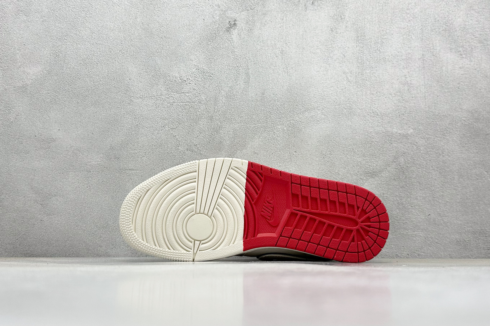 图片[4]-Air Jordan 1 Retro Low x Supreme 米红 官方同步新色 原装级产物 拒绝公底 立体鞋型 细节完美 高清洁度 购置公司同步原材料 原汁原味 忠于原版 货号：SJ9950 025 尺码：36 36.5 37.5 38 38.5 39 40 40.5 41 42 42.5 43 44 44.5 45-选品中心