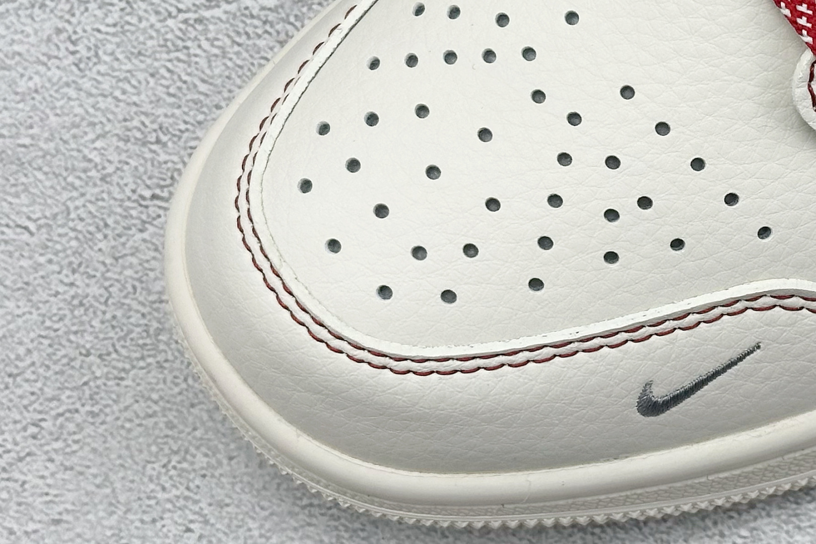 图片[7]-Air Jordan 1 Retro Low x Supreme 米红 官方同步新色 原装级产物 拒绝公底 立体鞋型 细节完美 高清洁度 购置公司同步原材料 原汁原味 忠于原版 货号：SJ9950 025 尺码：36 36.5 37.5 38 38.5 39 40 40.5 41 42 42.5 43 44 44.5 45-选品中心