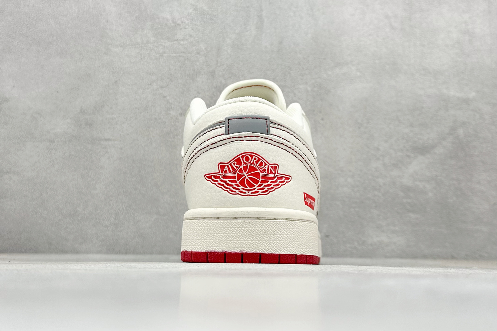 图片[6]-Air Jordan 1 Retro Low x Supreme 米红 官方同步新色 原装级产物 拒绝公底 立体鞋型 细节完美 高清洁度 购置公司同步原材料 原汁原味 忠于原版 货号：SJ9950 025 尺码：36 36.5 37.5 38 38.5 39 40 40.5 41 42 42.5 43 44 44.5 45-选品中心