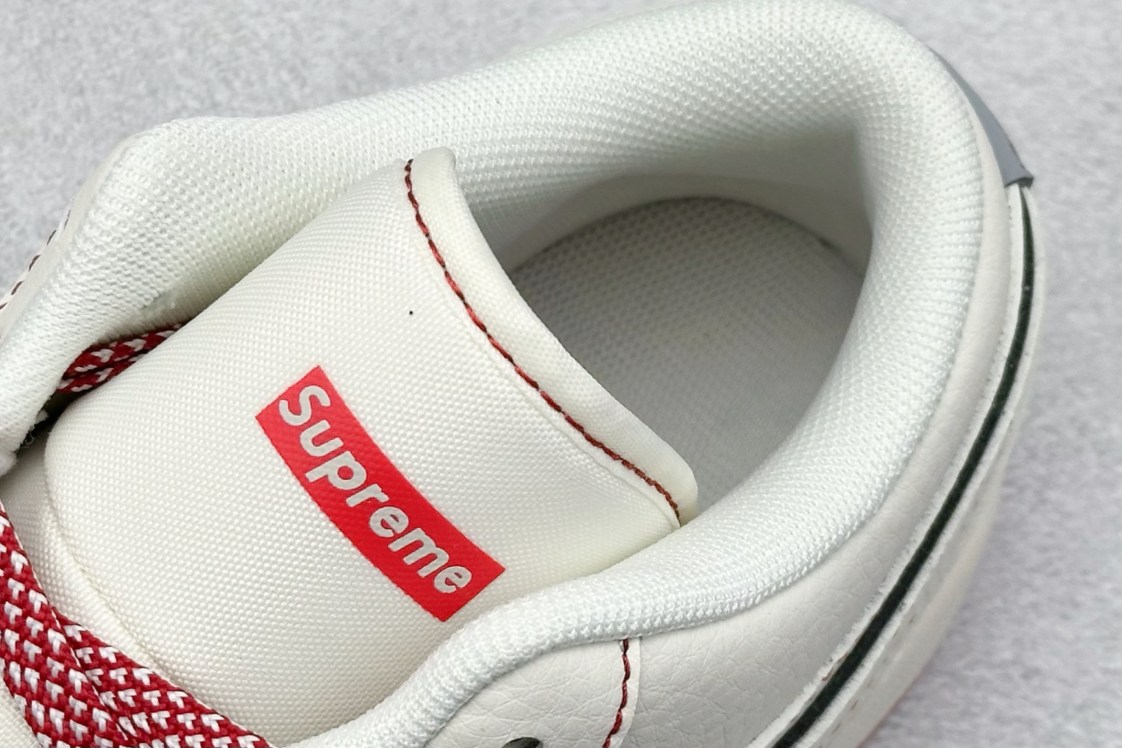 图片[8]-Air Jordan 1 Retro Low x Supreme 米红 官方同步新色 原装级产物 拒绝公底 立体鞋型 细节完美 高清洁度 购置公司同步原材料 原汁原味 忠于原版 货号：SJ9950 025 尺码：36 36.5 37.5 38 38.5 39 40 40.5 41 42 42.5 43 44 44.5 45-选品中心