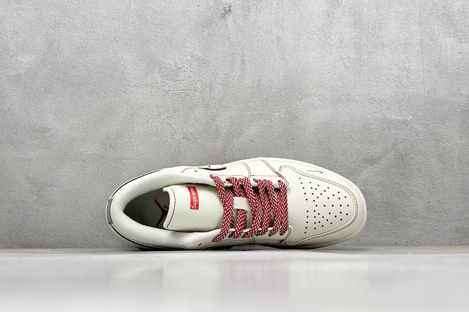 图片[3]-Air Jordan 1 Retro Low x Supreme 米红 官方同步新色 原装级产物 拒绝公底 立体鞋型 细节完美 高清洁度 购置公司同步原材料 原汁原味 忠于原版 货号：SJ9950 025 尺码：36 36.5 37.5 38 38.5 39 40 40.5 41 42 42.5 43 44 44.5 45-选品中心