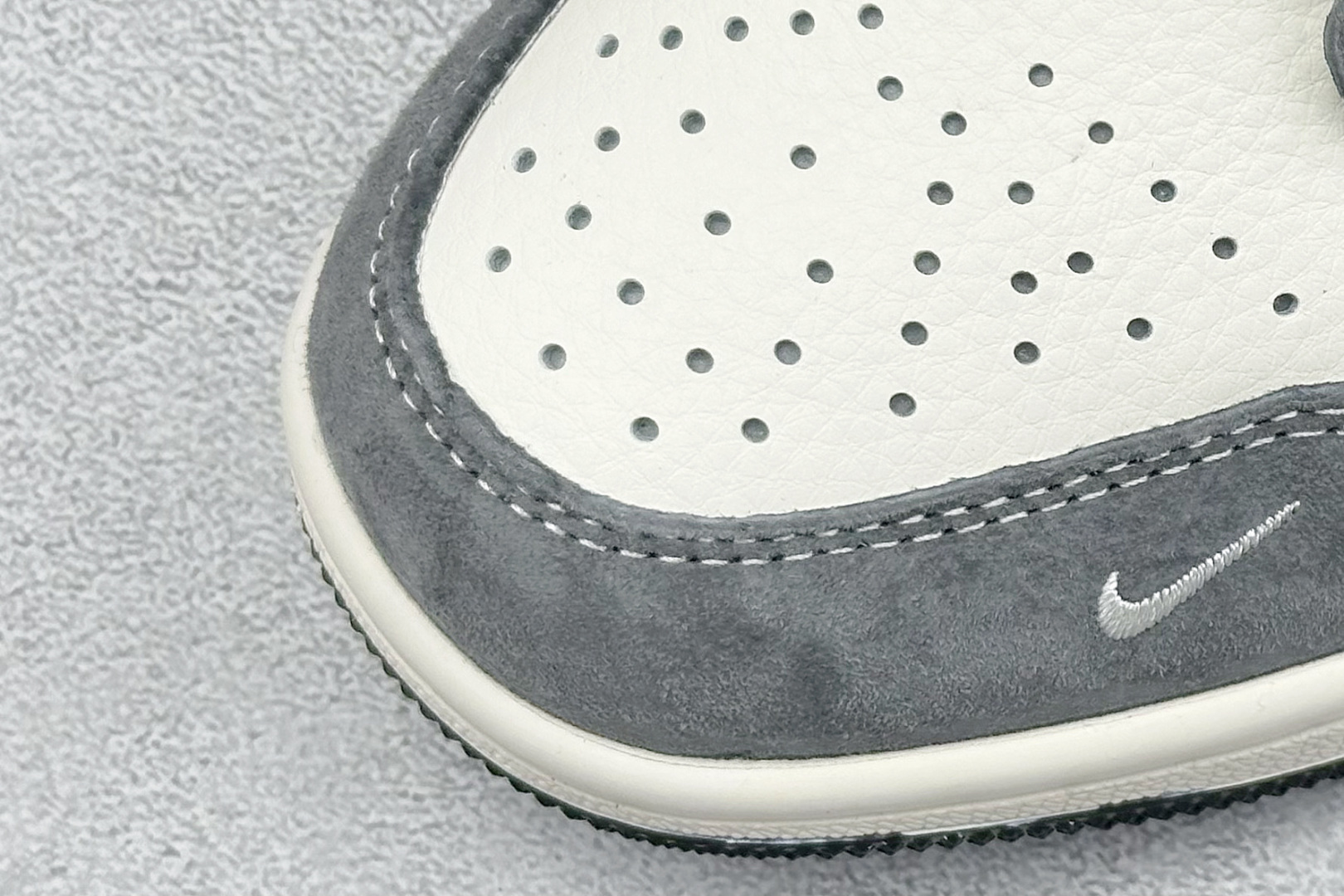 图片[7]-Air Jordan 1 Retro Low x Stussy 白黑灰小钩 官方同步新色 原装级产物 拒绝公底 立体鞋型 细节完美 高清洁度 购置公司同步原材料 原汁原味 忠于原版 货号：SJ9950 029 尺码：36 36.5 37.5 38 38.5 39 40 40.5 41 42 42.5 43 44 44.5 45-选品中心