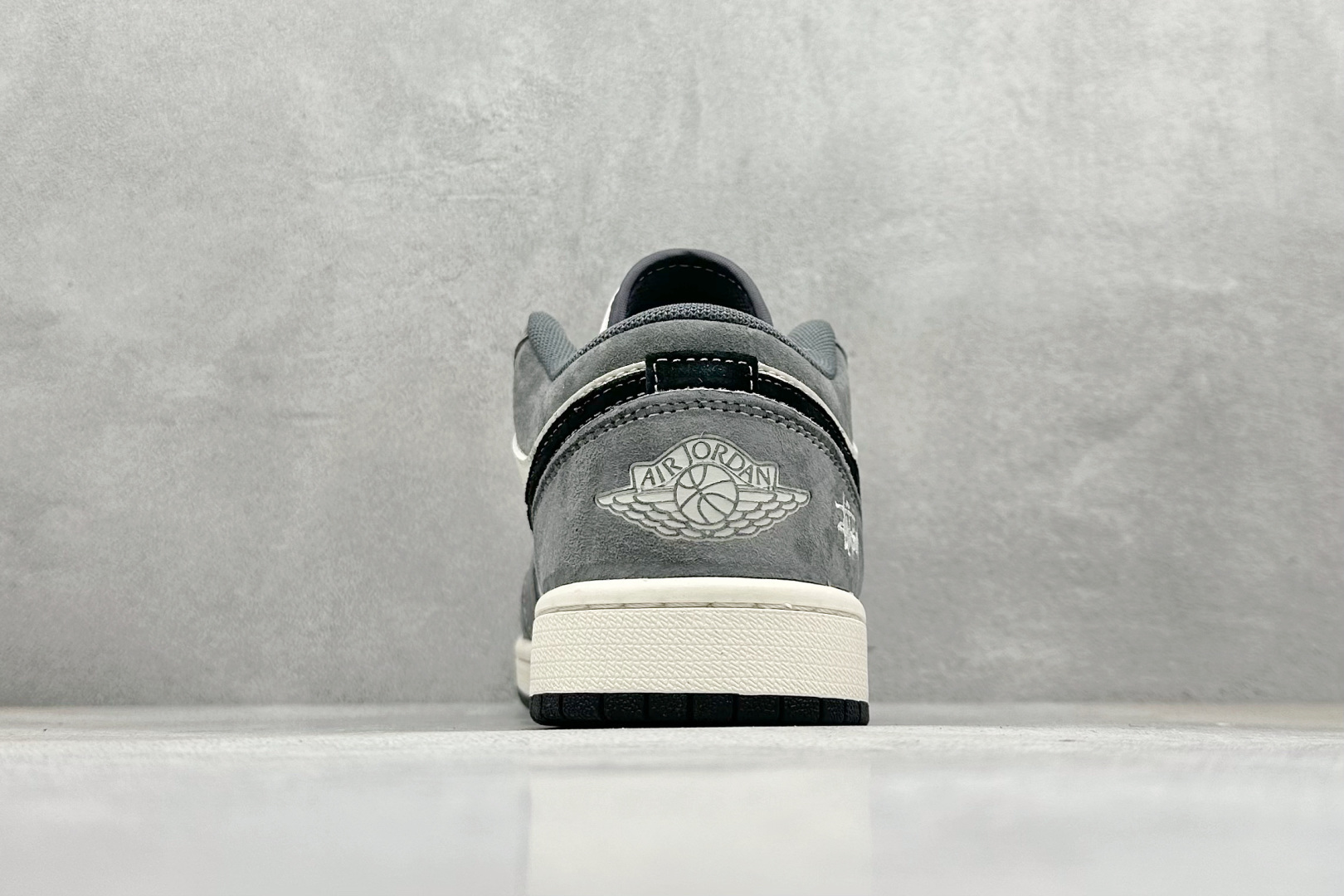 图片[6]-Air Jordan 1 Retro Low x Stussy 白黑灰小钩 官方同步新色 原装级产物 拒绝公底 立体鞋型 细节完美 高清洁度 购置公司同步原材料 原汁原味 忠于原版 货号：SJ9950 029 尺码：36 36.5 37.5 38 38.5 39 40 40.5 41 42 42.5 43 44 44.5 45-选品中心