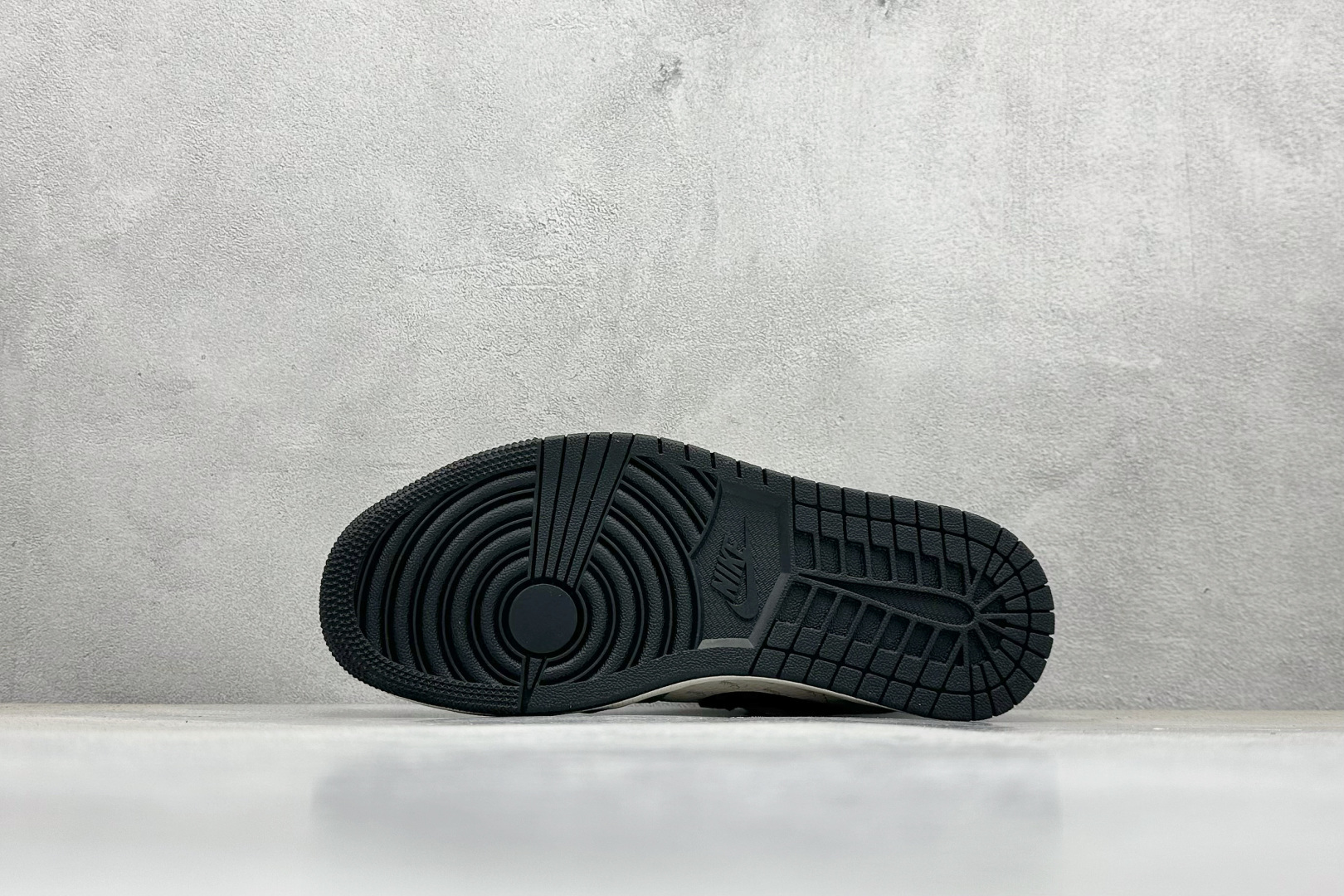 图片[4]-Air Jordan 1 Retro Low x Stussy 白黑灰小钩 官方同步新色 原装级产物 拒绝公底 立体鞋型 细节完美 高清洁度 购置公司同步原材料 原汁原味 忠于原版 货号：SJ9950 029 尺码：36 36.5 37.5 38 38.5 39 40 40.5 41 42 42.5 43 44 44.5 45-选品中心