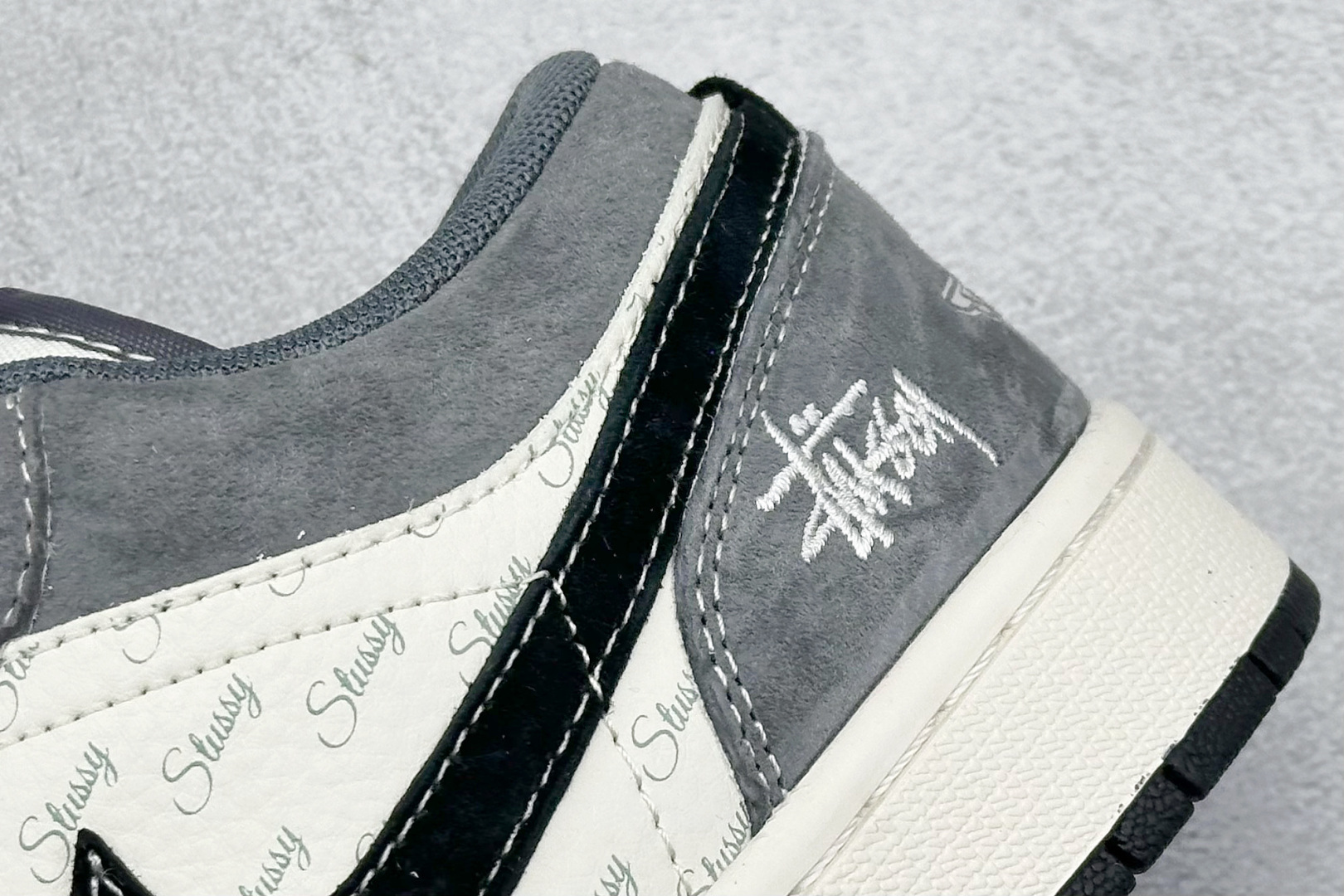 图片[9]-Air Jordan 1 Retro Low x Stussy 白黑灰小钩 官方同步新色 原装级产物 拒绝公底 立体鞋型 细节完美 高清洁度 购置公司同步原材料 原汁原味 忠于原版 货号：SJ9950 029 尺码：36 36.5 37.5 38 38.5 39 40 40.5 41 42 42.5 43 44 44.5 45-选品中心