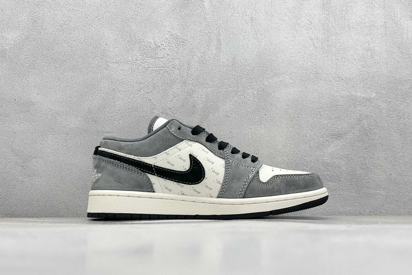 图片[2]-Air Jordan 1 Retro Low x Stussy 白黑灰小钩 官方同步新色 原装级产物 拒绝公底 立体鞋型 细节完美 高清洁度 购置公司同步原材料 原汁原味 忠于原版 货号：SJ9950 029 尺码：36 36.5 37.5 38 38.5 39 40 40.5 41 42 42.5 43 44 44.5 45-选品中心