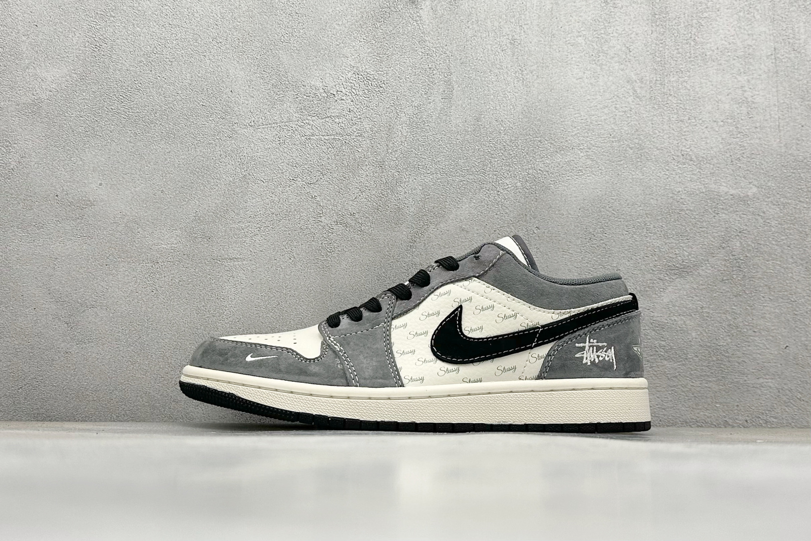 Air Jordan 1 Retro Low x Stussy 白黑灰小钩 官方同步新色 原装级产物 拒绝公底 立体鞋型 细节完美 高清洁度 购置公司同步原材料 原汁原味 忠于原版 货号：SJ9950 029 尺码：36 36.5 37.5 38 38.5 39 40 40.5 41 42 42.5 43 44 44.5 45-选品中心