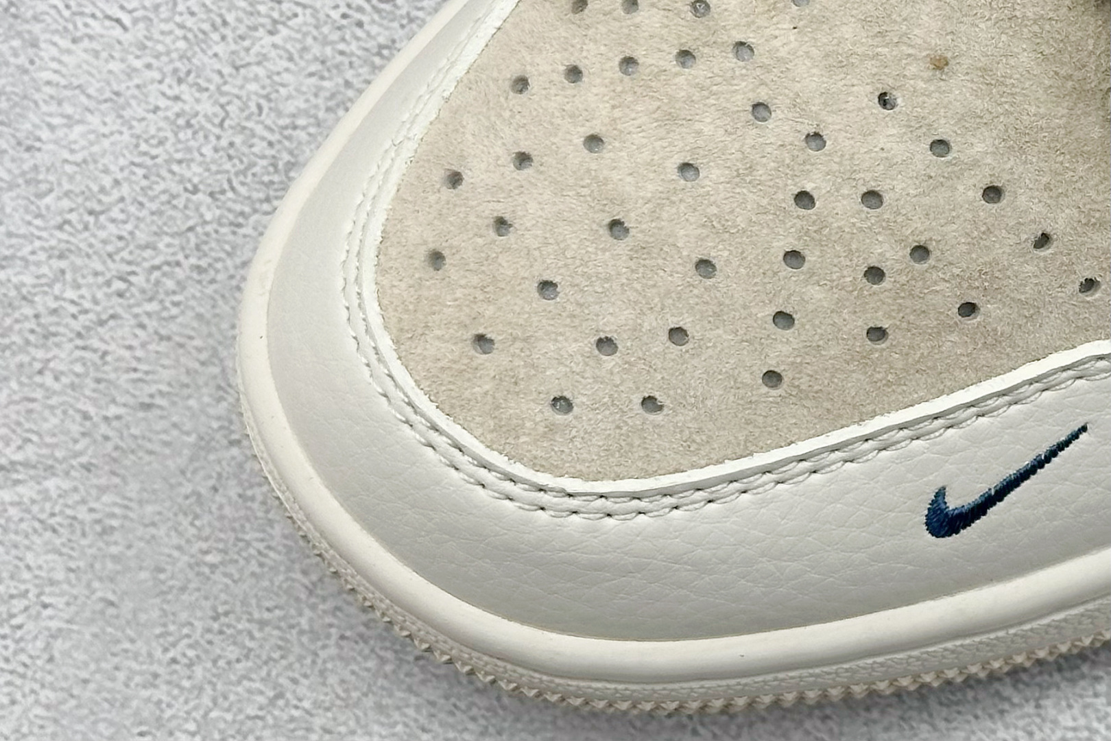 图片[7]-Air Jordan 1 Retro Low x Stussy 米棕蓝小钩 官方同步新色 原装级产物 拒绝公底 立体鞋型 细节完美 高清洁度 购置公司同步原材料 原汁原味 忠于原版 货号：SJ9950 027 尺码：36 36.5 37.5 38 38.5 39 40 40.5 41 42 42.5 43 44 44.5 45-选品中心